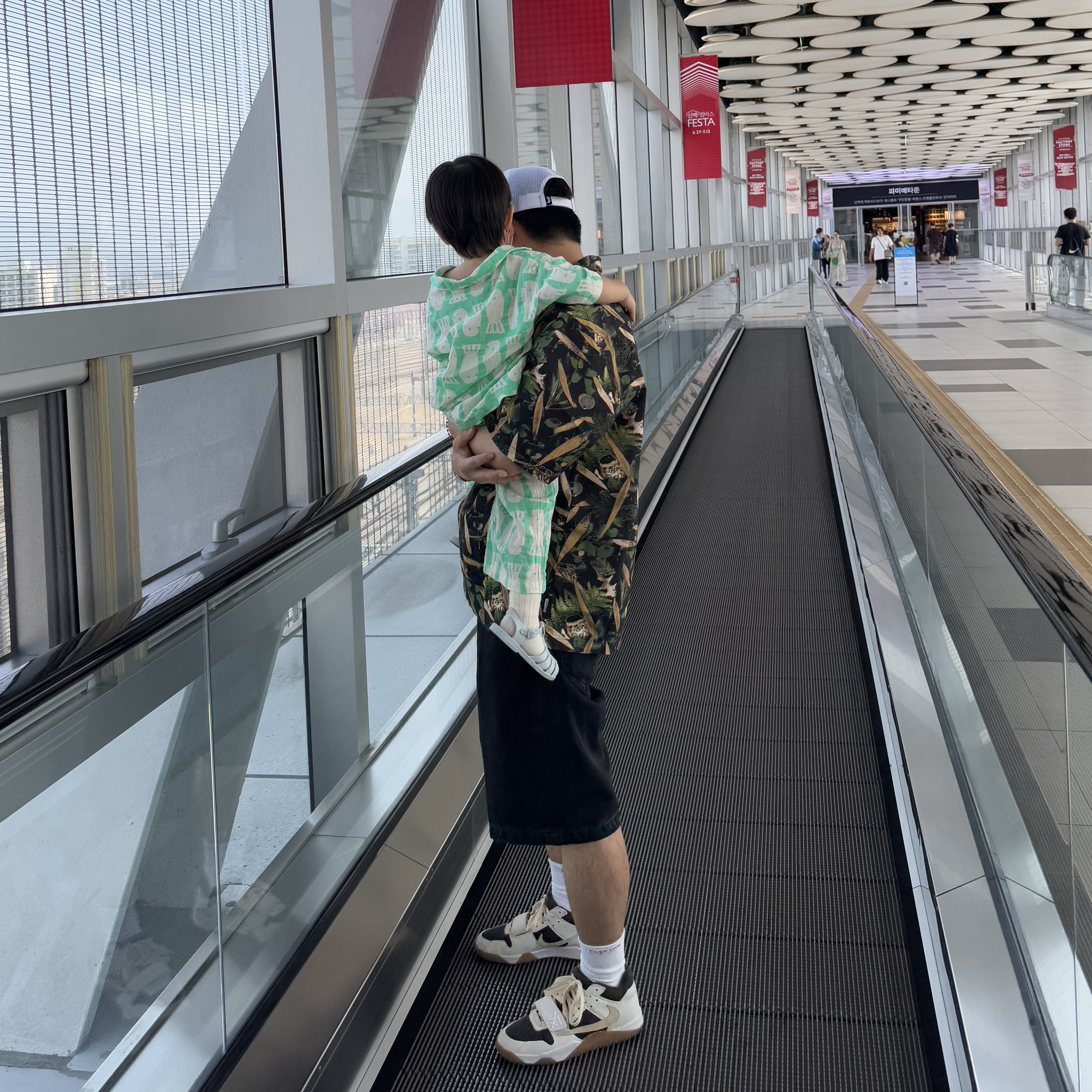 Stussy Trucker 1980 Snapback Black, Jordan x Travis Scott Jumpman Jack TR Sail and Dark Mocha 착용 스타일 - 4