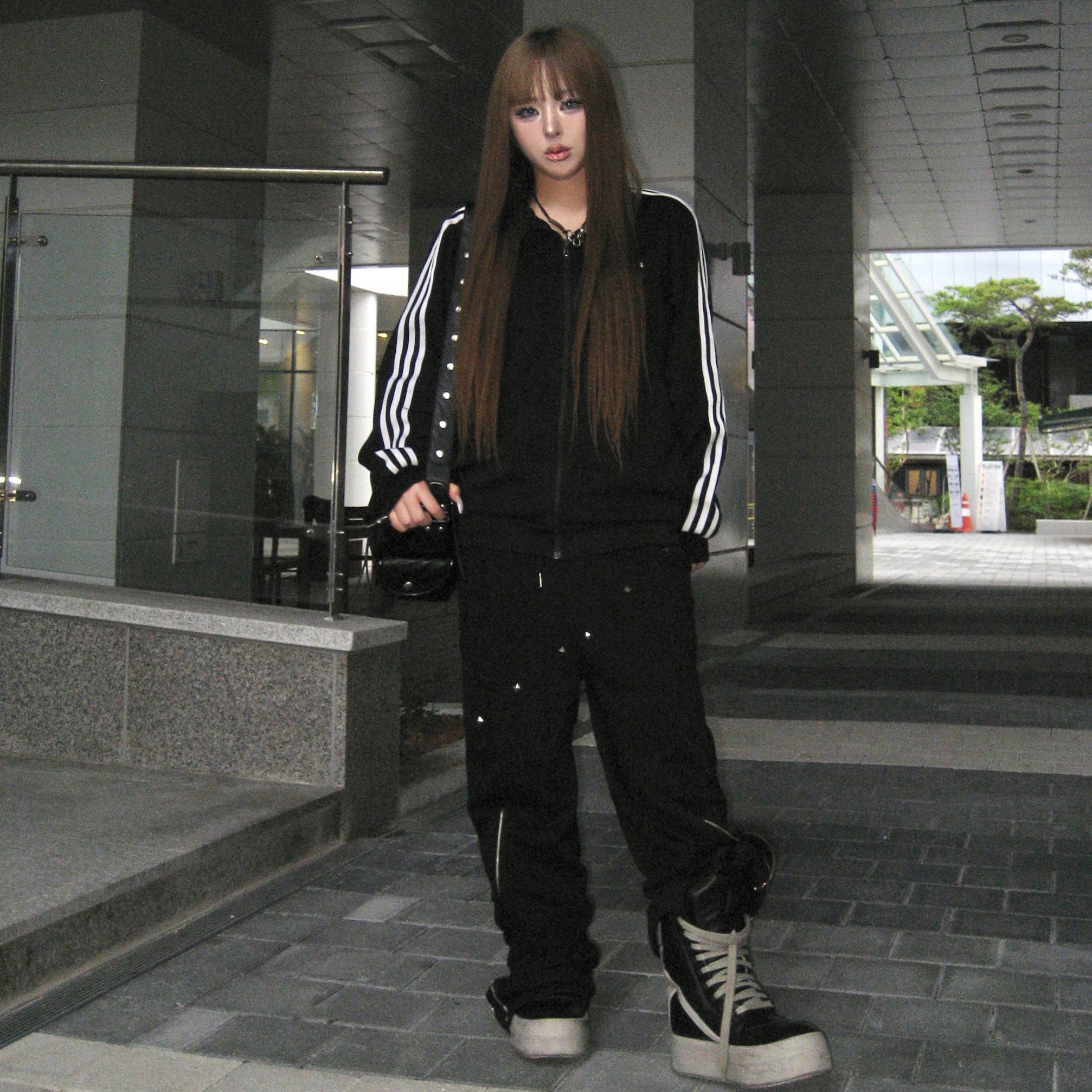 Smokeastar Diagonal Stud Zip Sweat Pants Black 착용 스타일 - 1