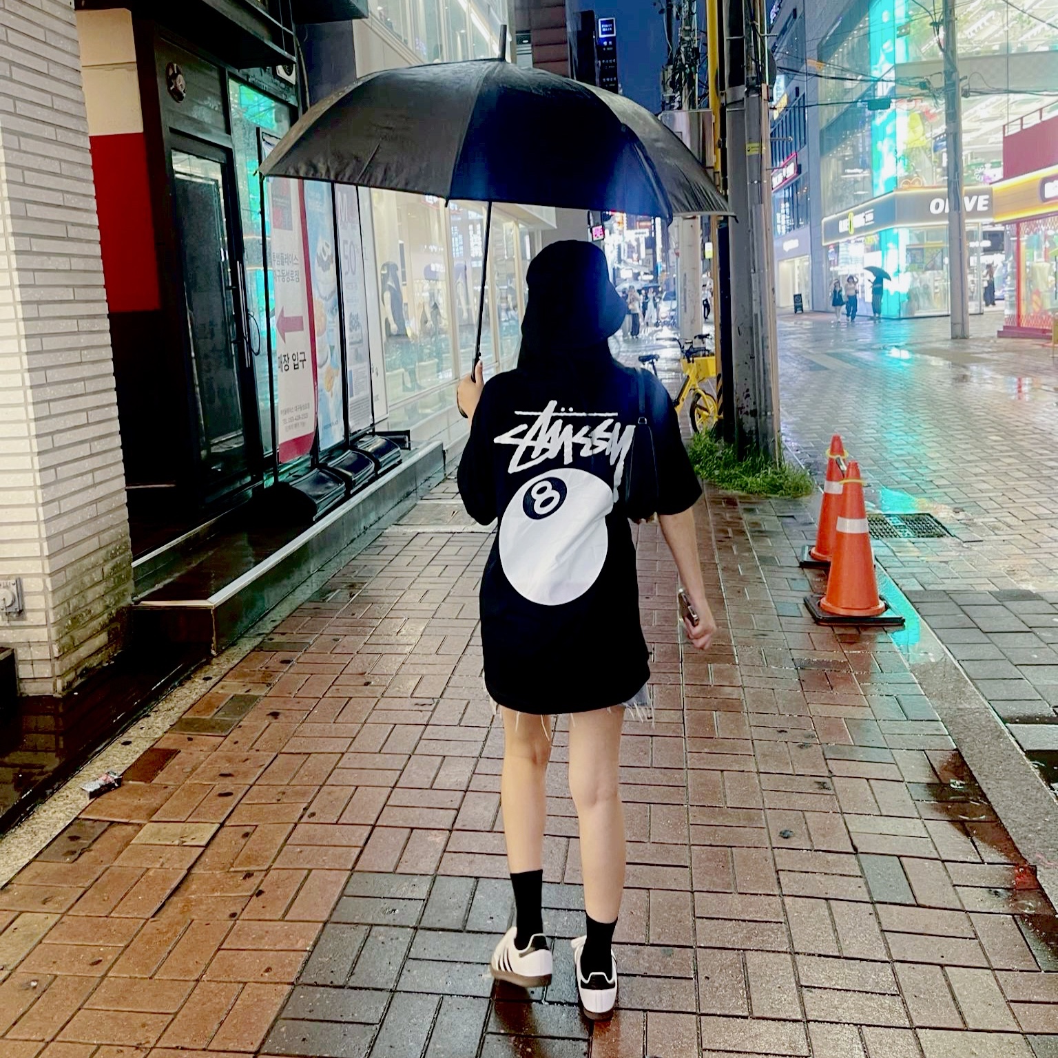 Adidas Samba OG Cloud White, Stussy 8 Ball Pigment Dyed T-Shirt Black 착용 스타일