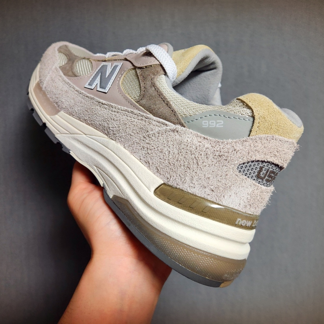 New Balance 992 Made in USA Moonrock Mushroom 착용 스타일 - 3