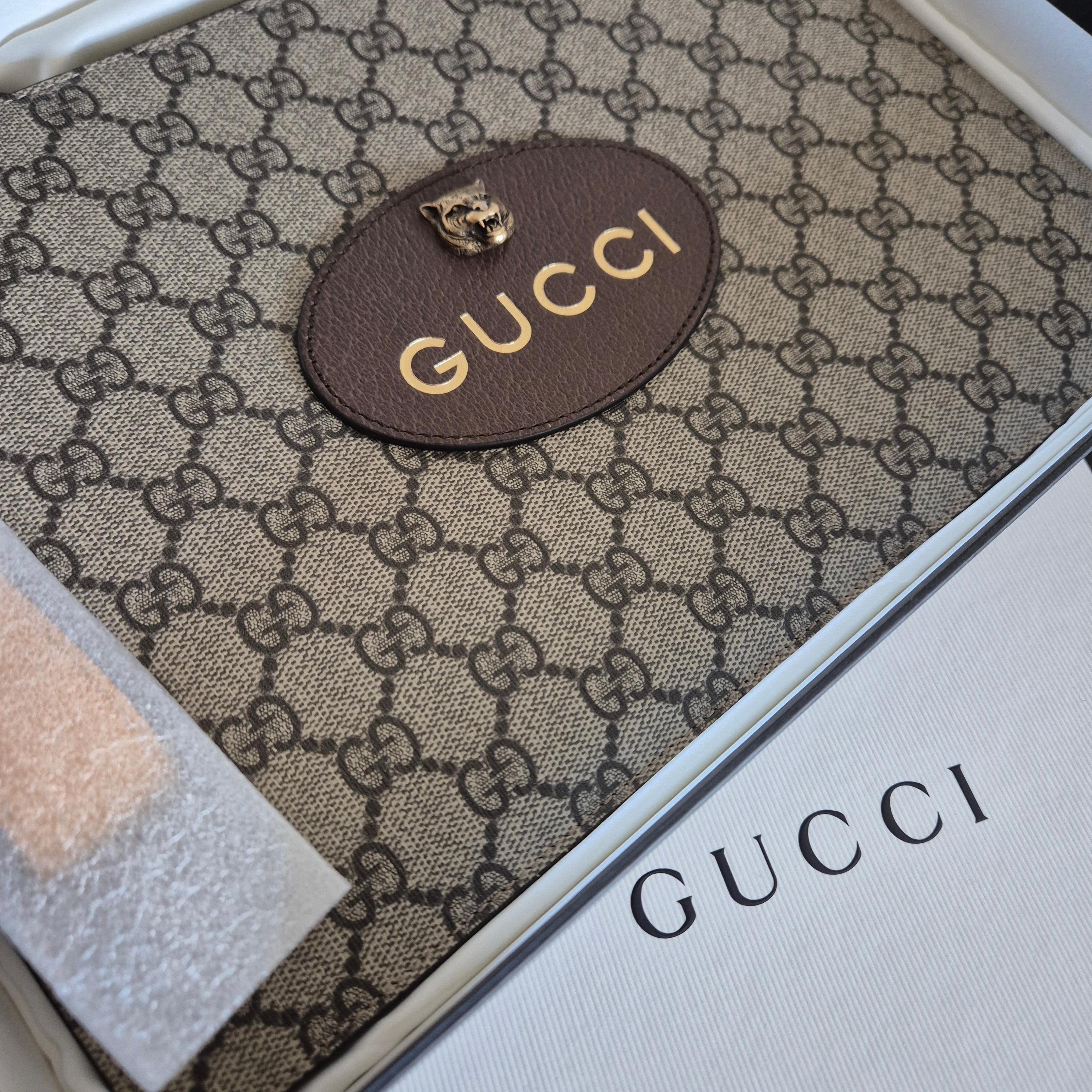 Gucci Neo Vintage GG Supreme Pouch Beige Ebony 착용 스타일