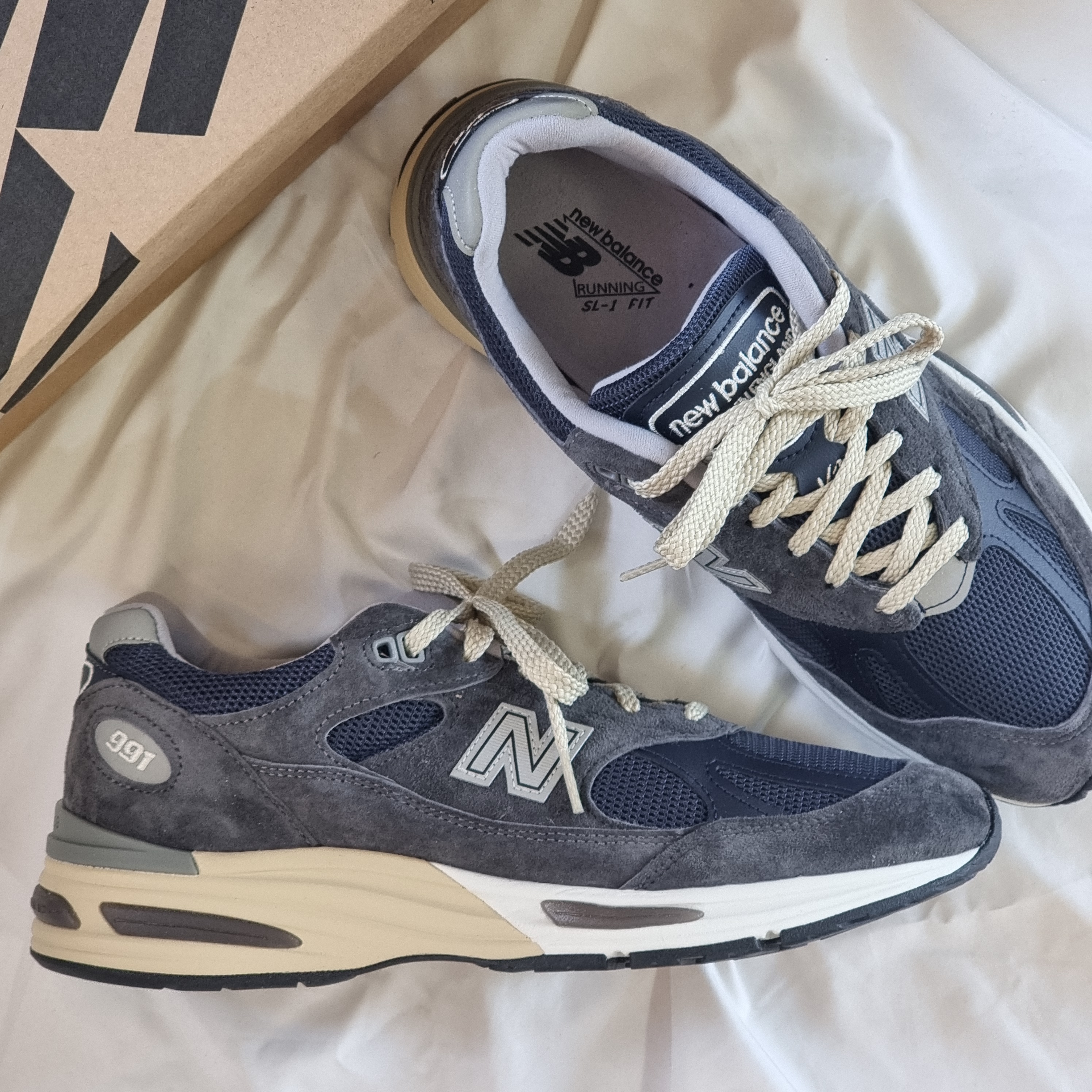 New Balance 991v2 Made in UK Dark Gull Grey 착용 스타일 - 2
