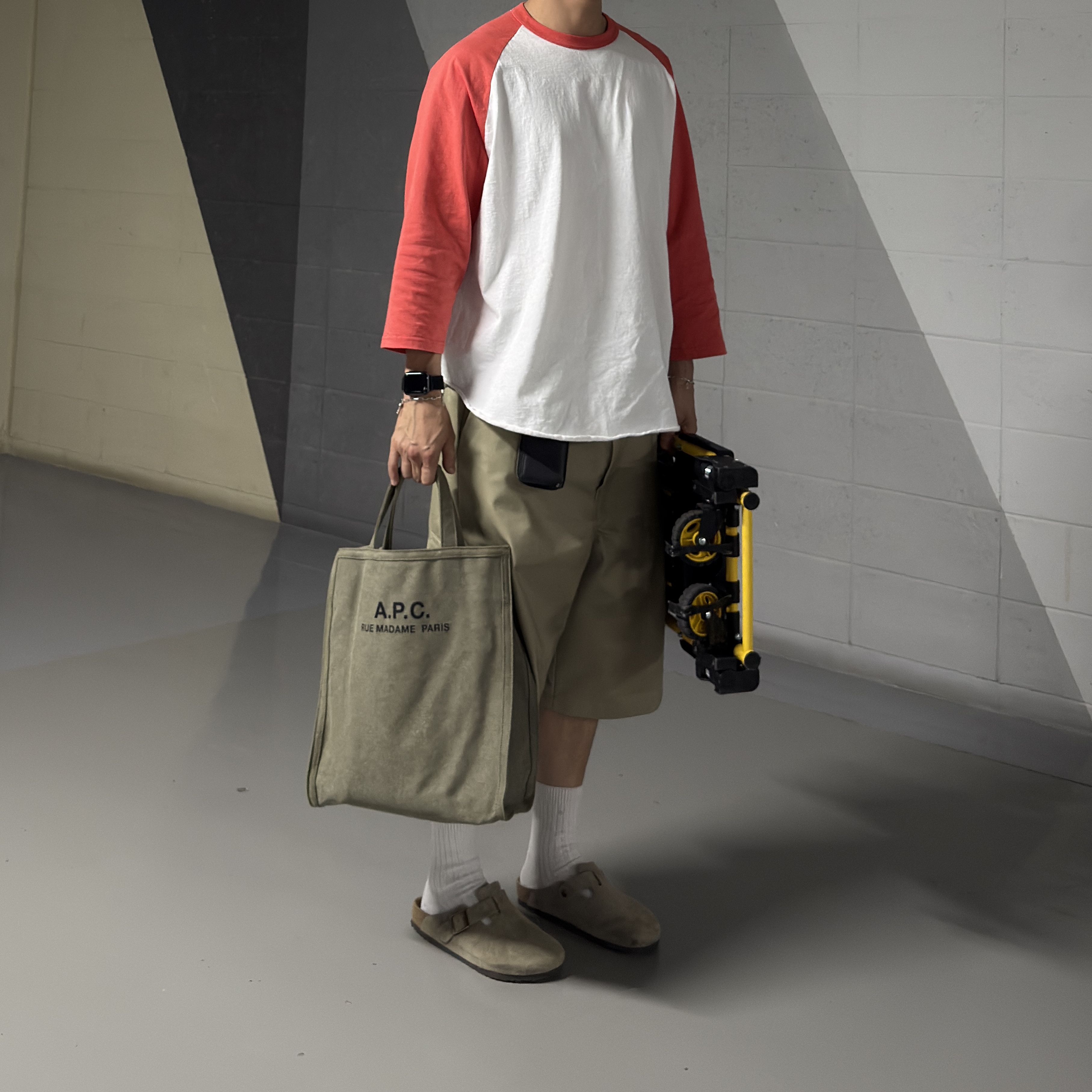 A.P.C. Recovery Shopping Bag Khaki 착용 스타일 - 3