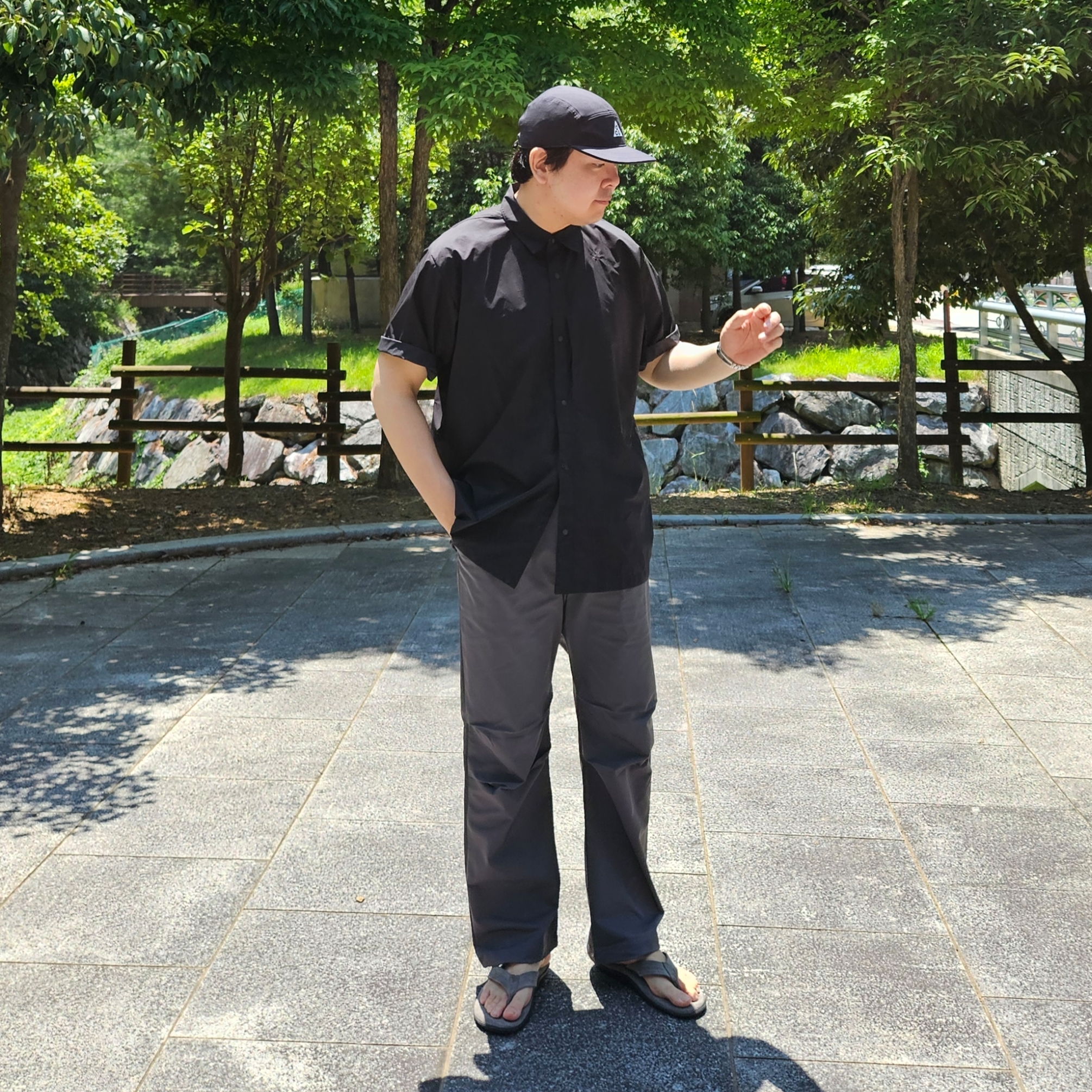 Island Slipper Classic Suede Charcoal Suede, Nike ACG Fly Cap Black 착용 스타일 - 1