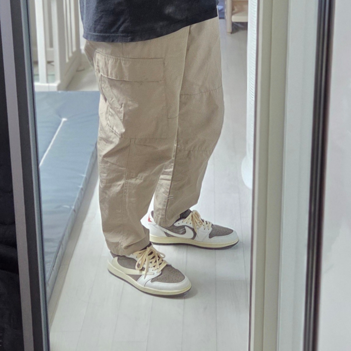 Jordan 1 x Travis Scott Retro Low OG SP Sail and Ridgerock 착용 스타일 - 4