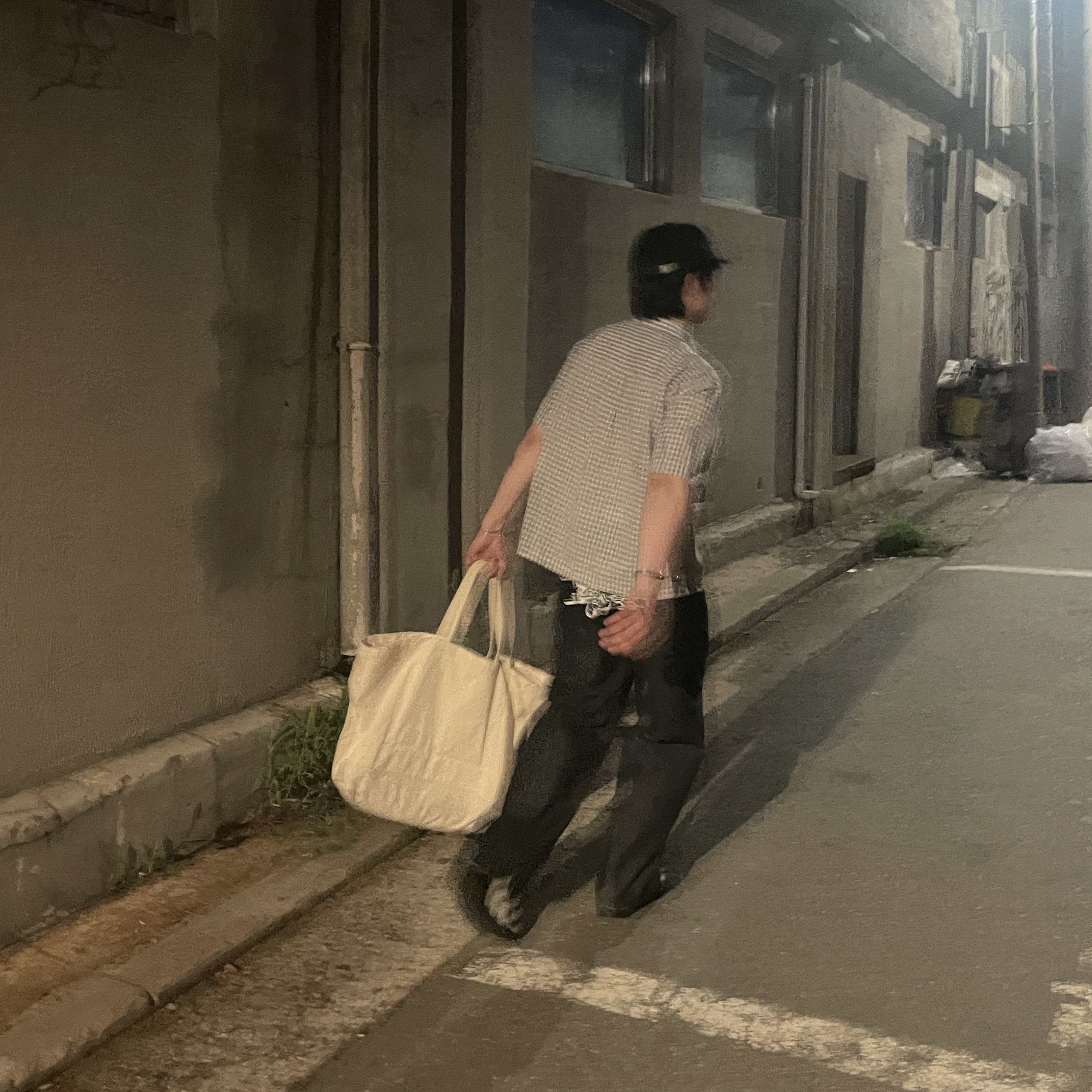 Adidas Superstar Core Black White, Arket Canvas Tote Bag Off White 착용 스타일 - 3