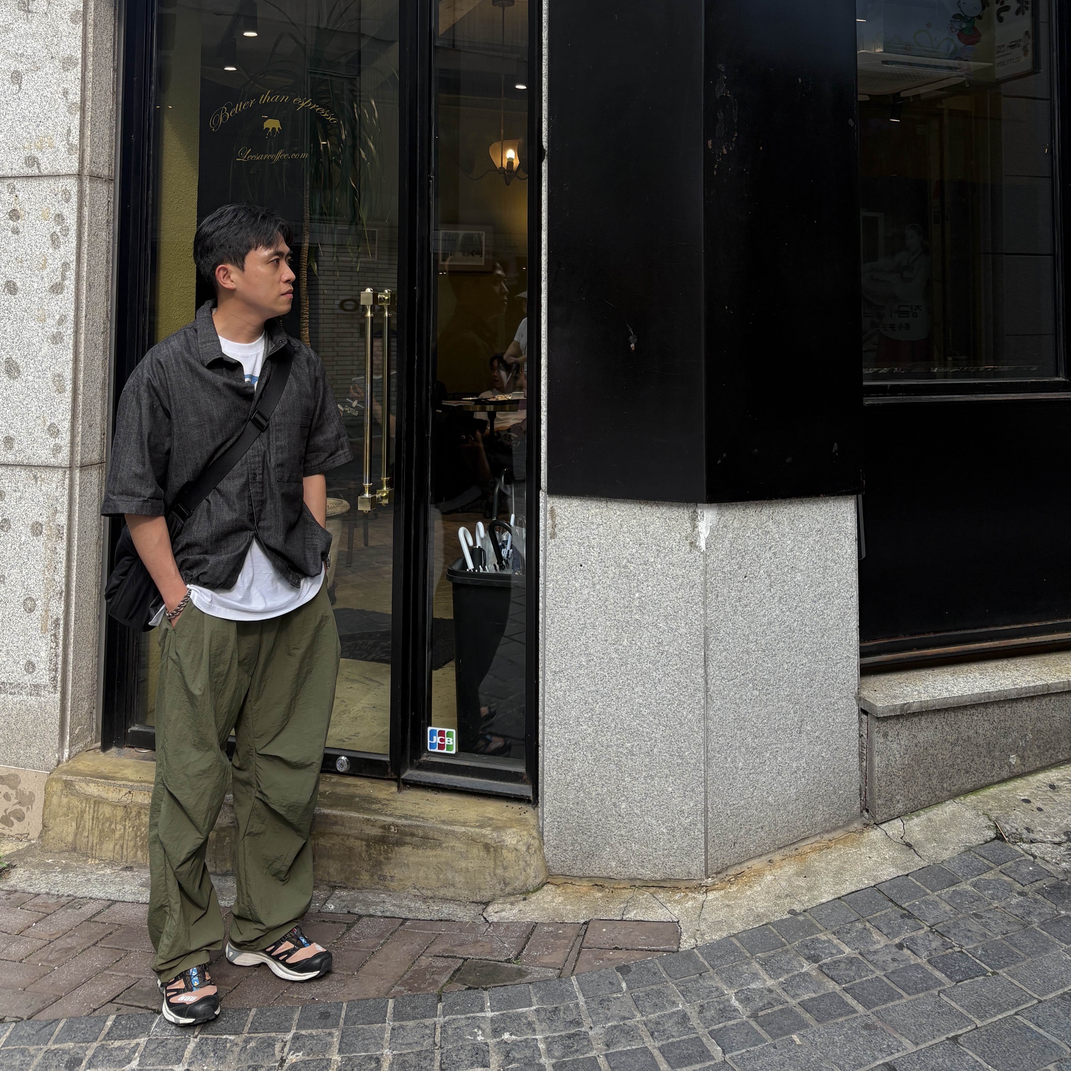 Salomon XT-4 Tobacco Brown, Uniqlo Multi Pocket Shoulder Bag Black 착용 스타일 - 3