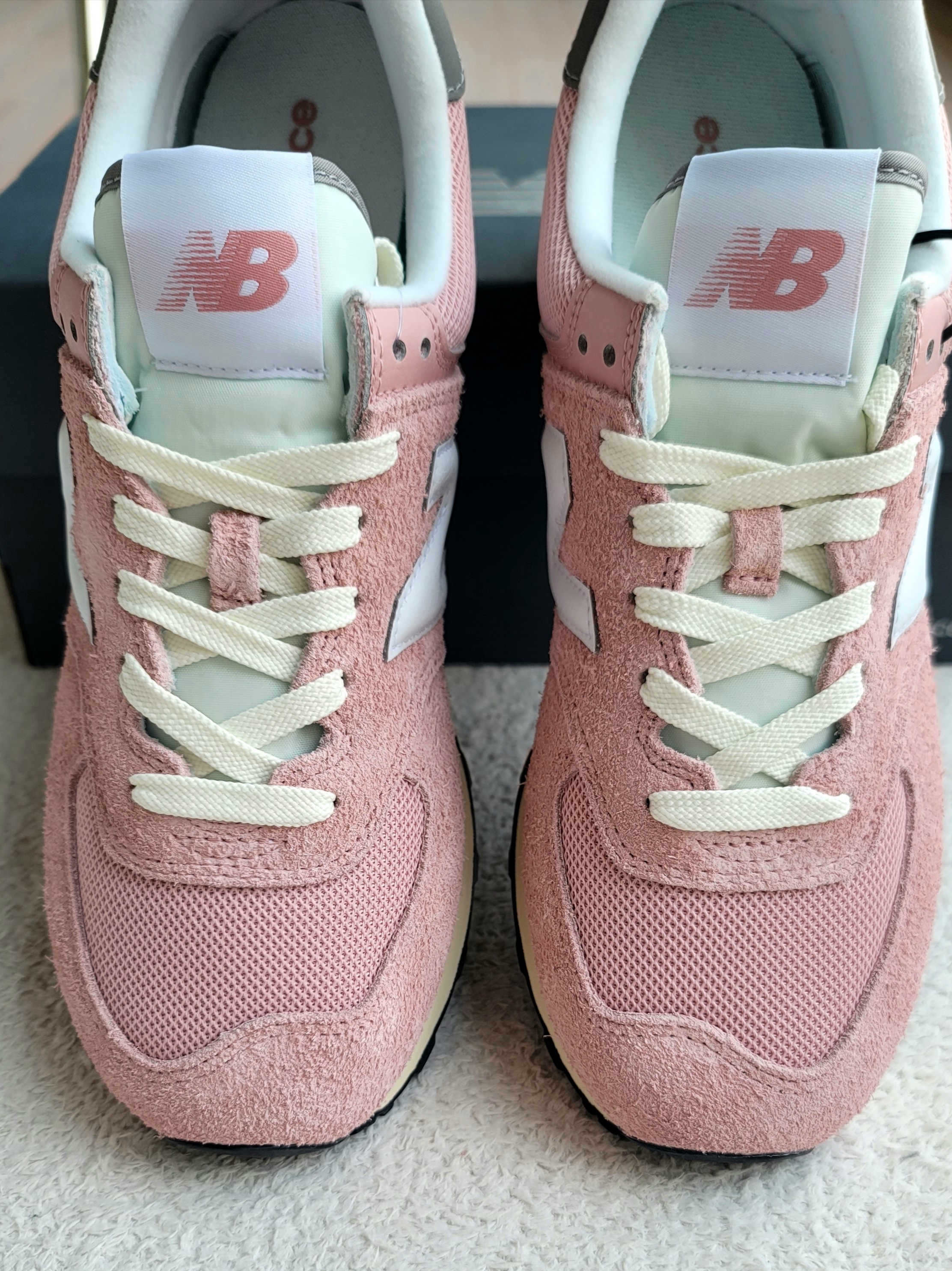 New Balance 574 Heritage Mellow Pink 착용 스타일 - 2
