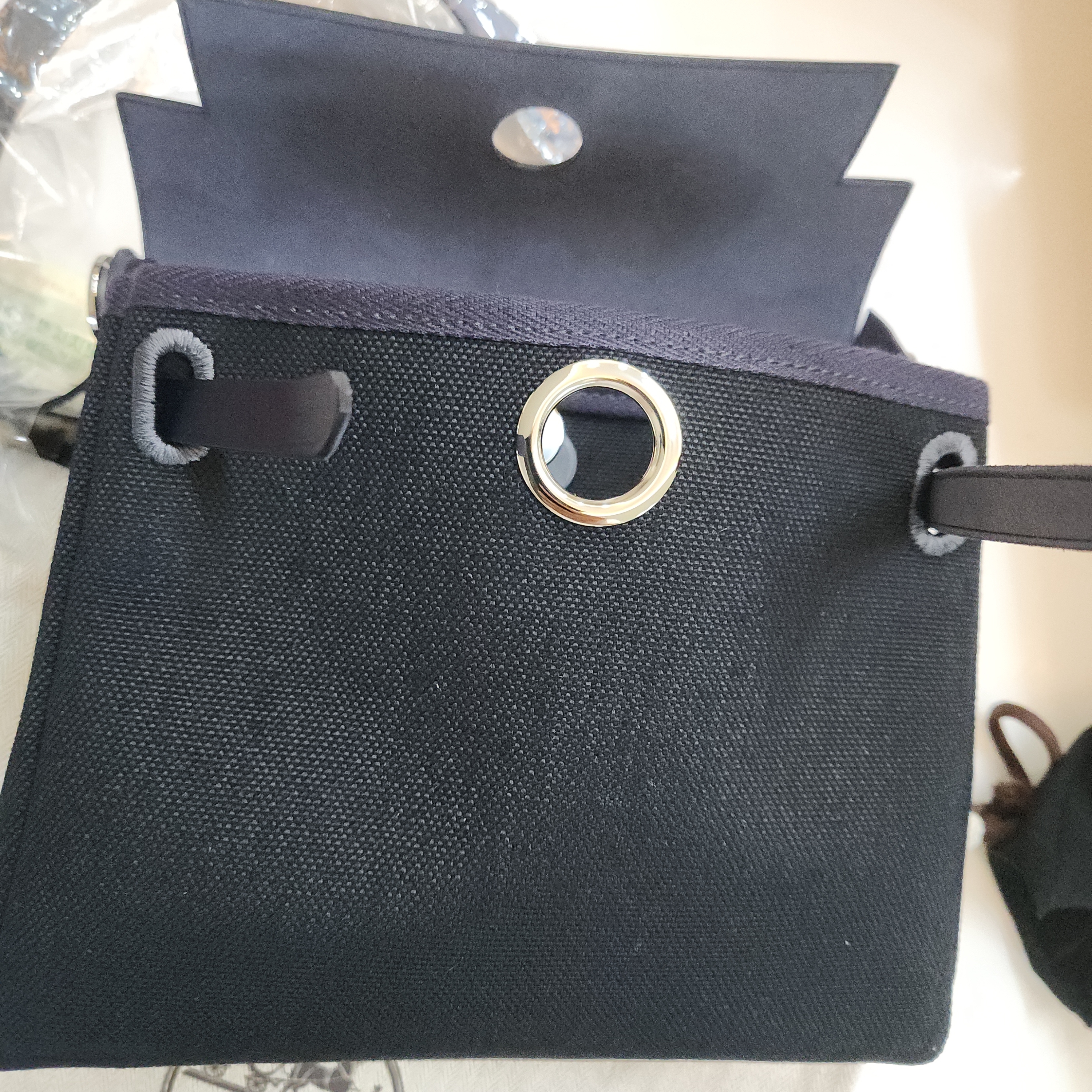 Hermes Herbag Zip 20 Bag Military Canvas Hunter Cowhide & Palladium Noir Bleu Indigo 착용 스타일 - 3