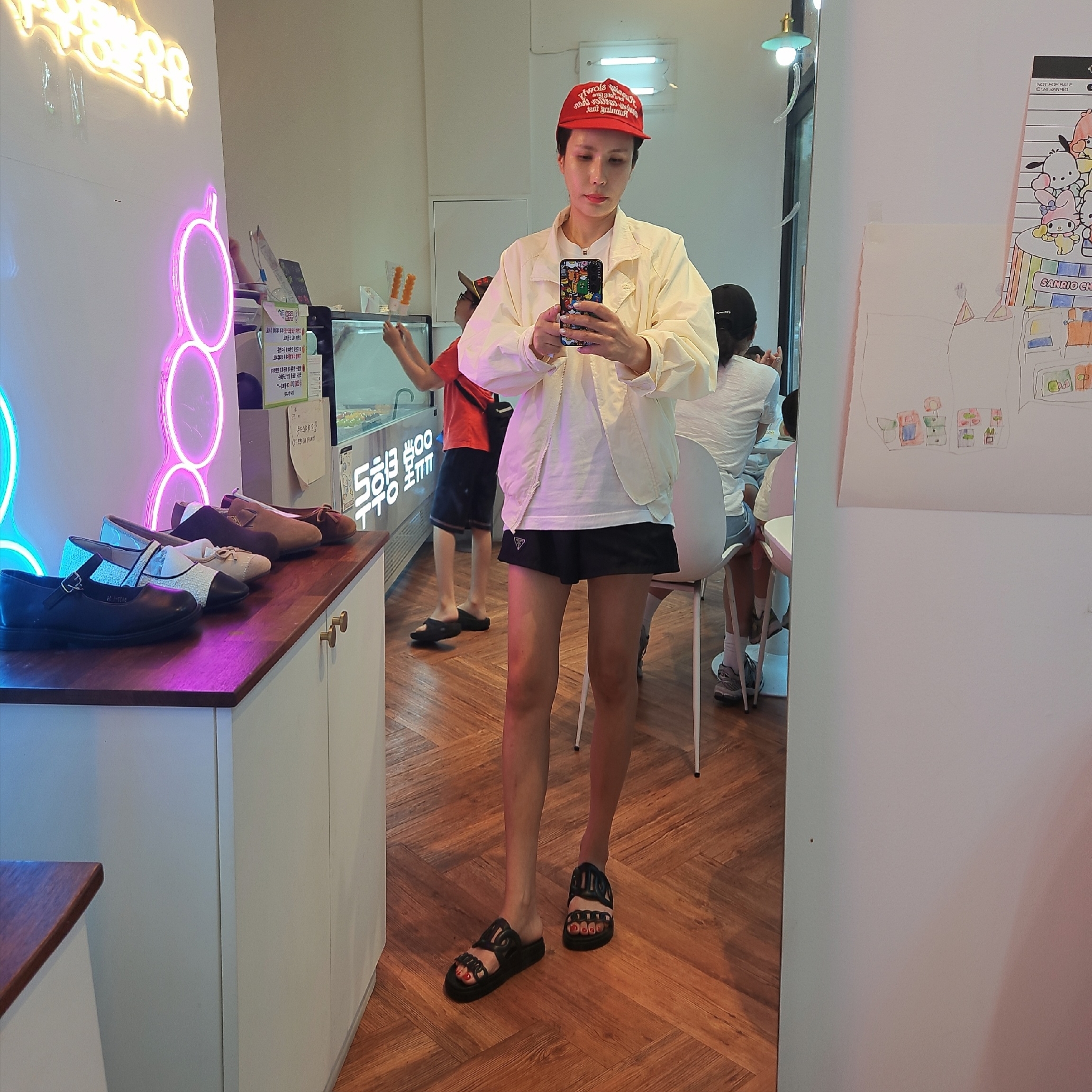 (W) Hermes Extra Sandal Nappa & Noir, Chrome Hearts Horseshoe Logo Pocket T-Shirt White 착용 스타일 - 1