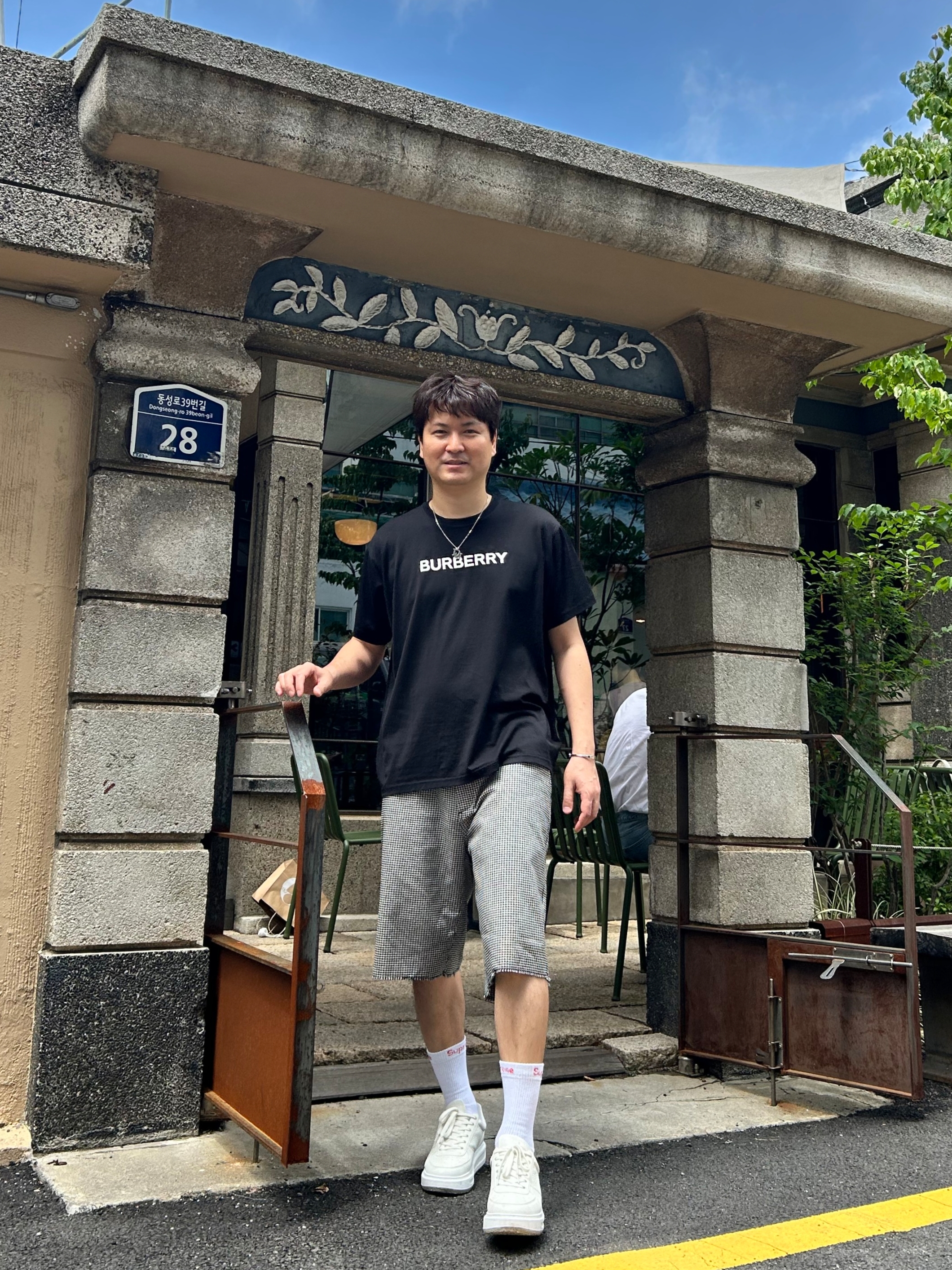 Dior Oblique Pendant Necklace Silver Finish Brass White Crystals, Burberry Logo Print Cotton Oversized T-Shirt Black 착용 스타일 - 1