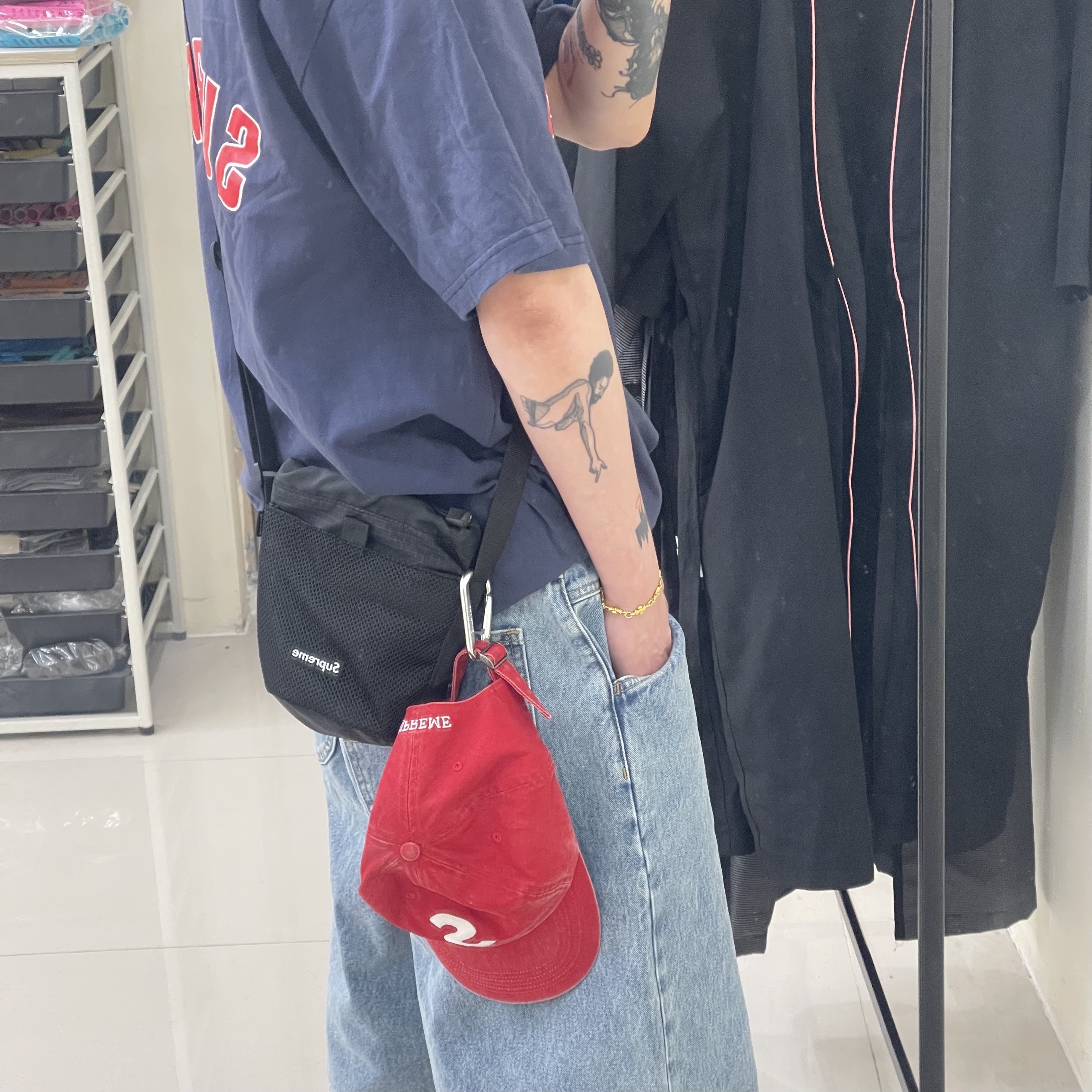 Supreme Cracked Arc S/S Top Navy - 24SS, Supreme Pigment Coated S Logo 6-Panel Red - 25SS 착용 스타일