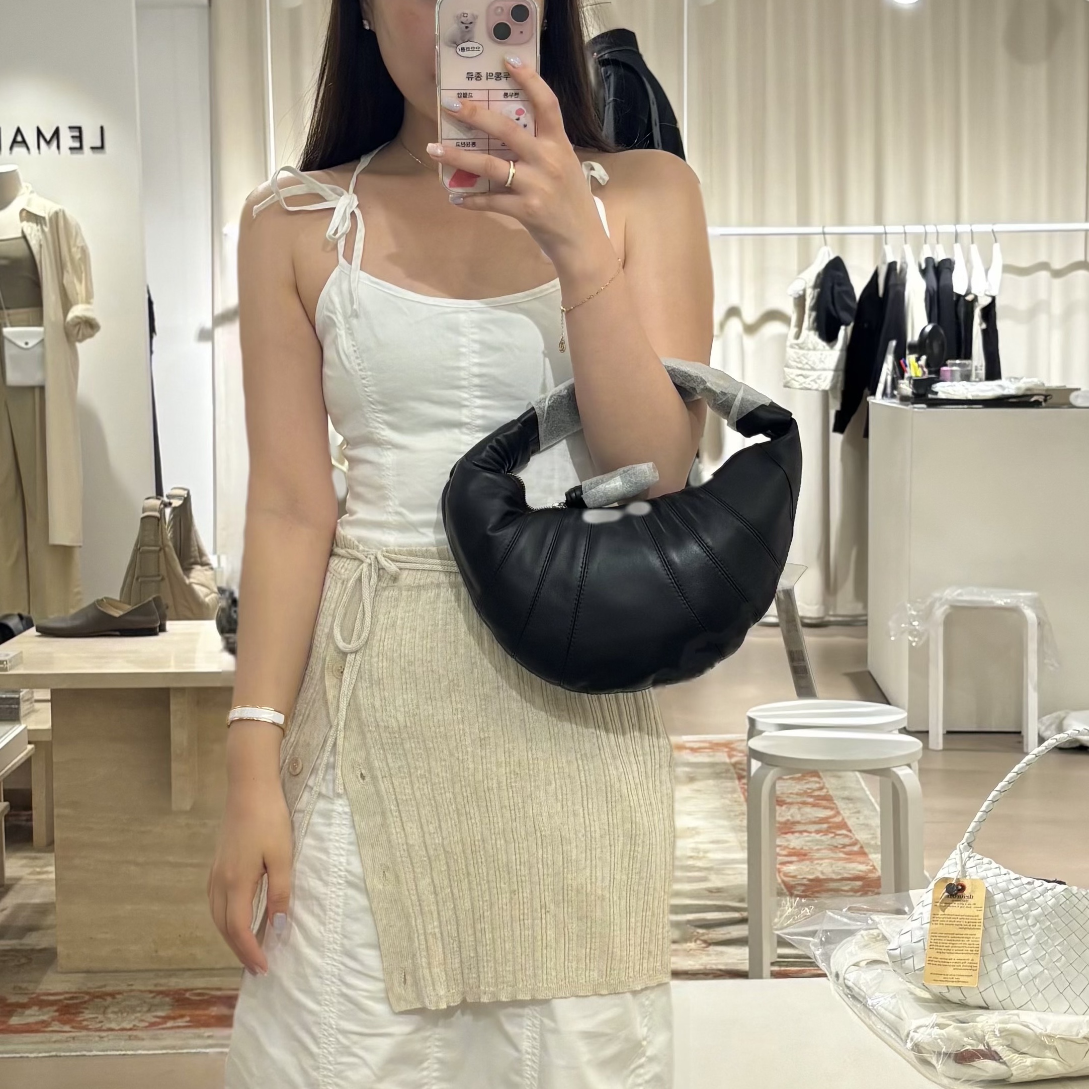 Lemaire Fortune Croissant Bag Soft Nappa Leather Black, Lemaire Mini Fortune Croissant Bag Soft Nappa Leather Black 착용 스타일 - 3