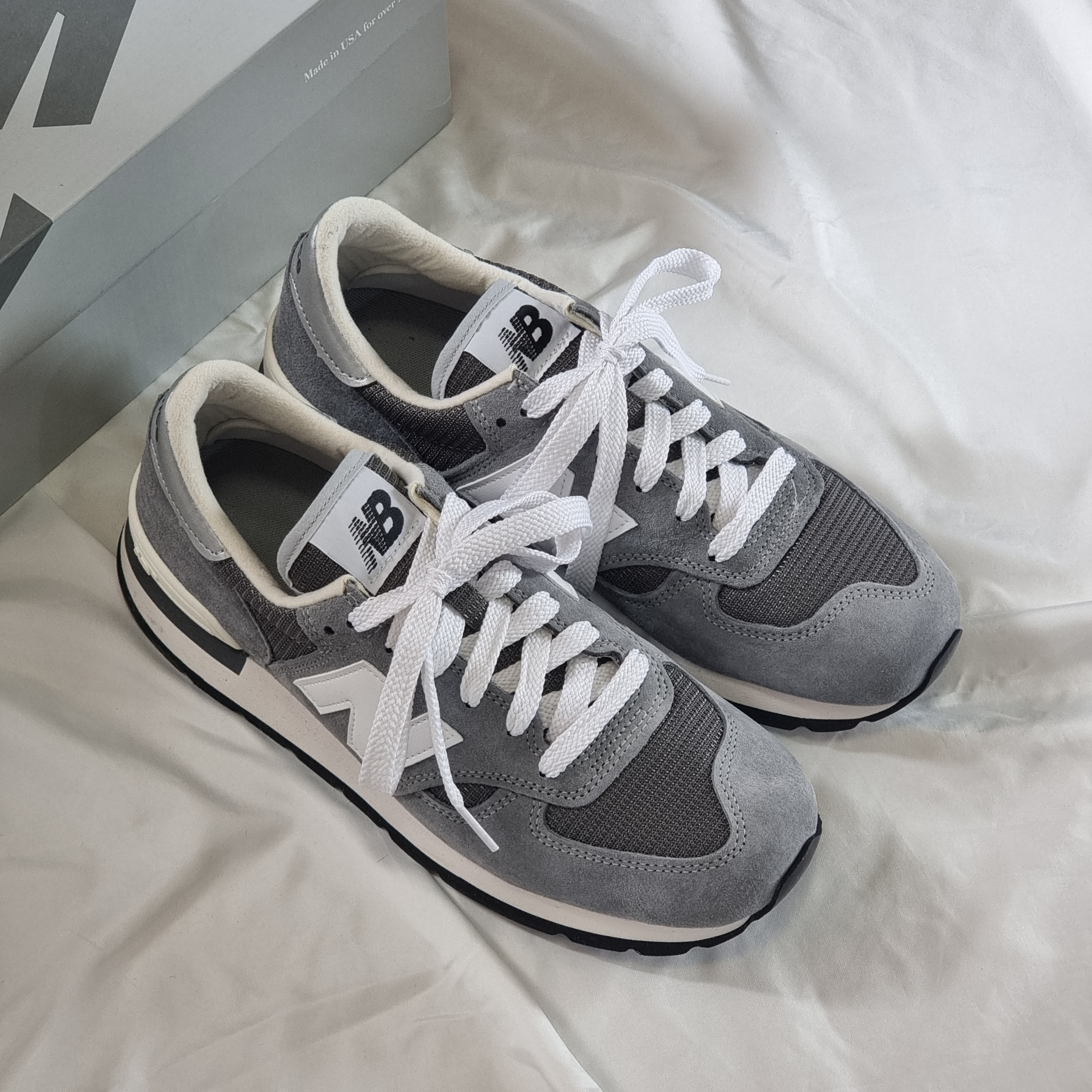 New Balance 990v1 Made in USA Grey White 착용 스타일 - 1