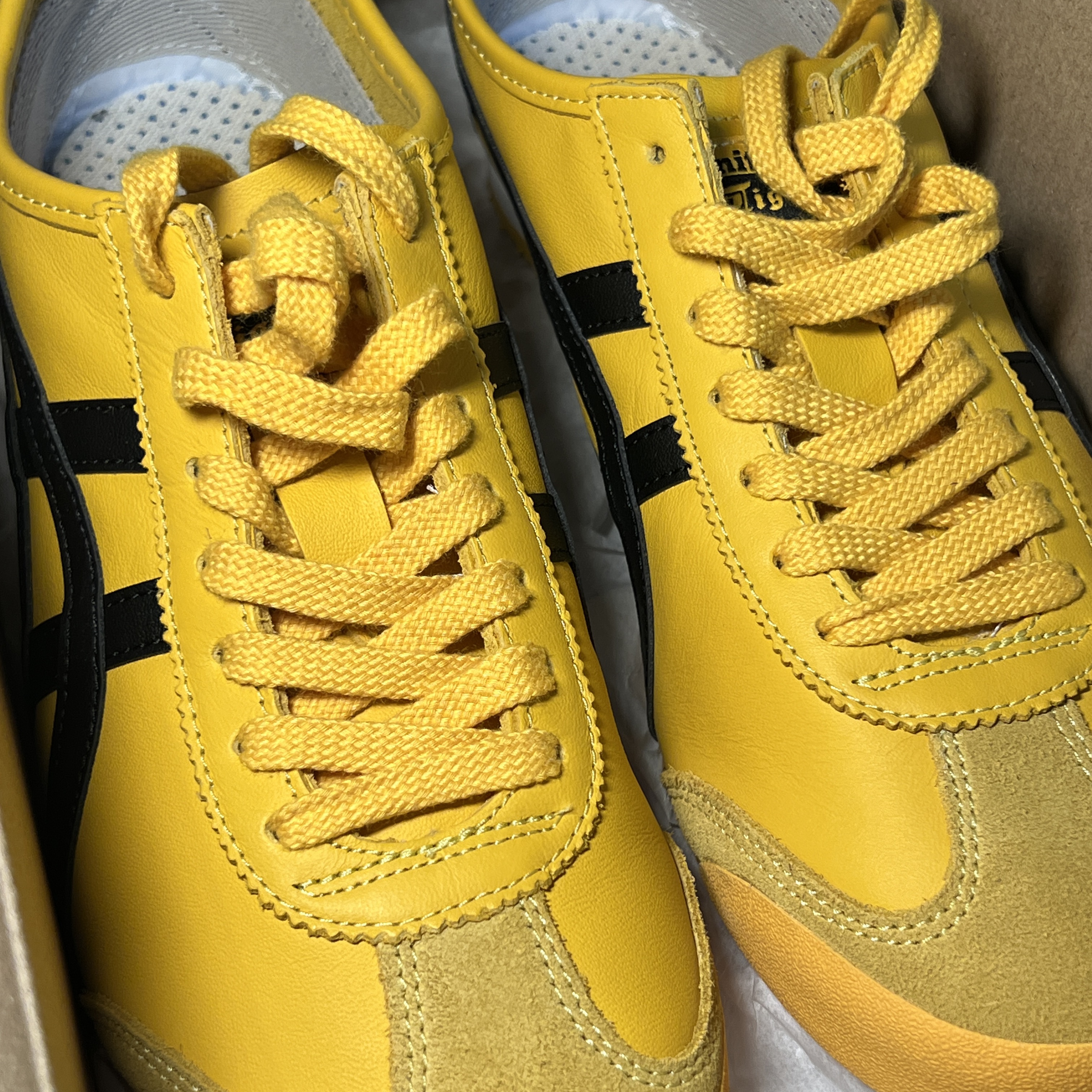 Onitsuka Tiger Mexico 66 Yellow Black 착용 스타일 - 1