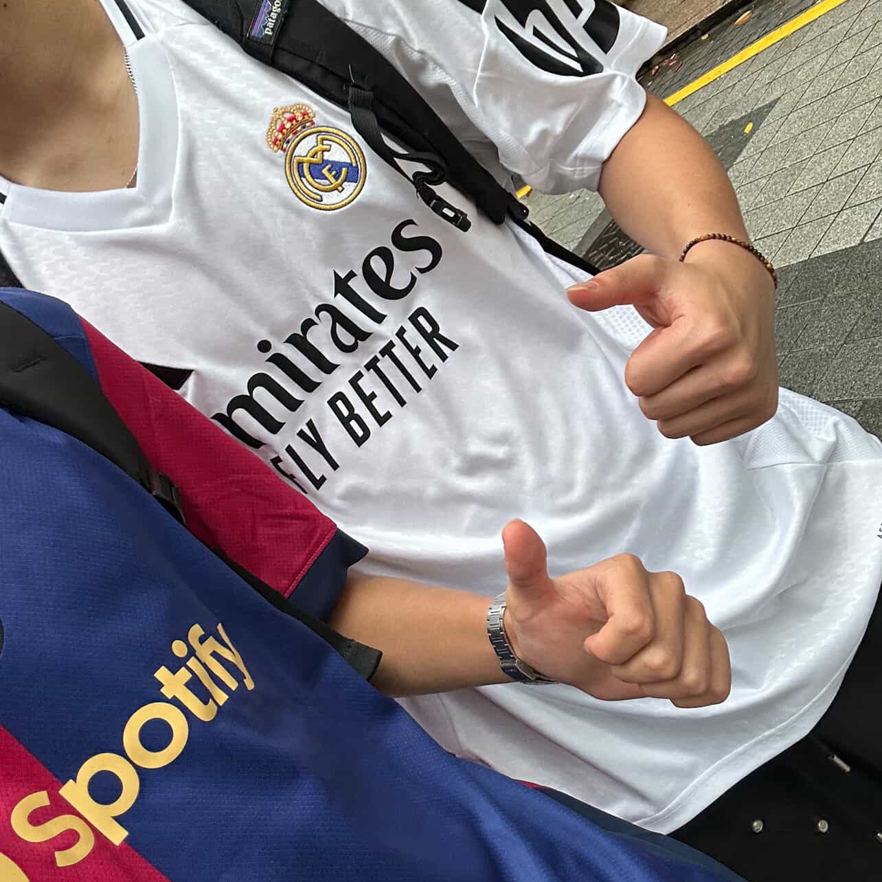 Nike FC Barcelona 2024/25 Dri-Fit Stadium Home Jersey Deep Royal Blue Noble Red (Non Marking Ver.), Adidas Real Madrid 2024/25 Home Jersey White - KR Sizing (Non Marking Ver.) 착용 스타일