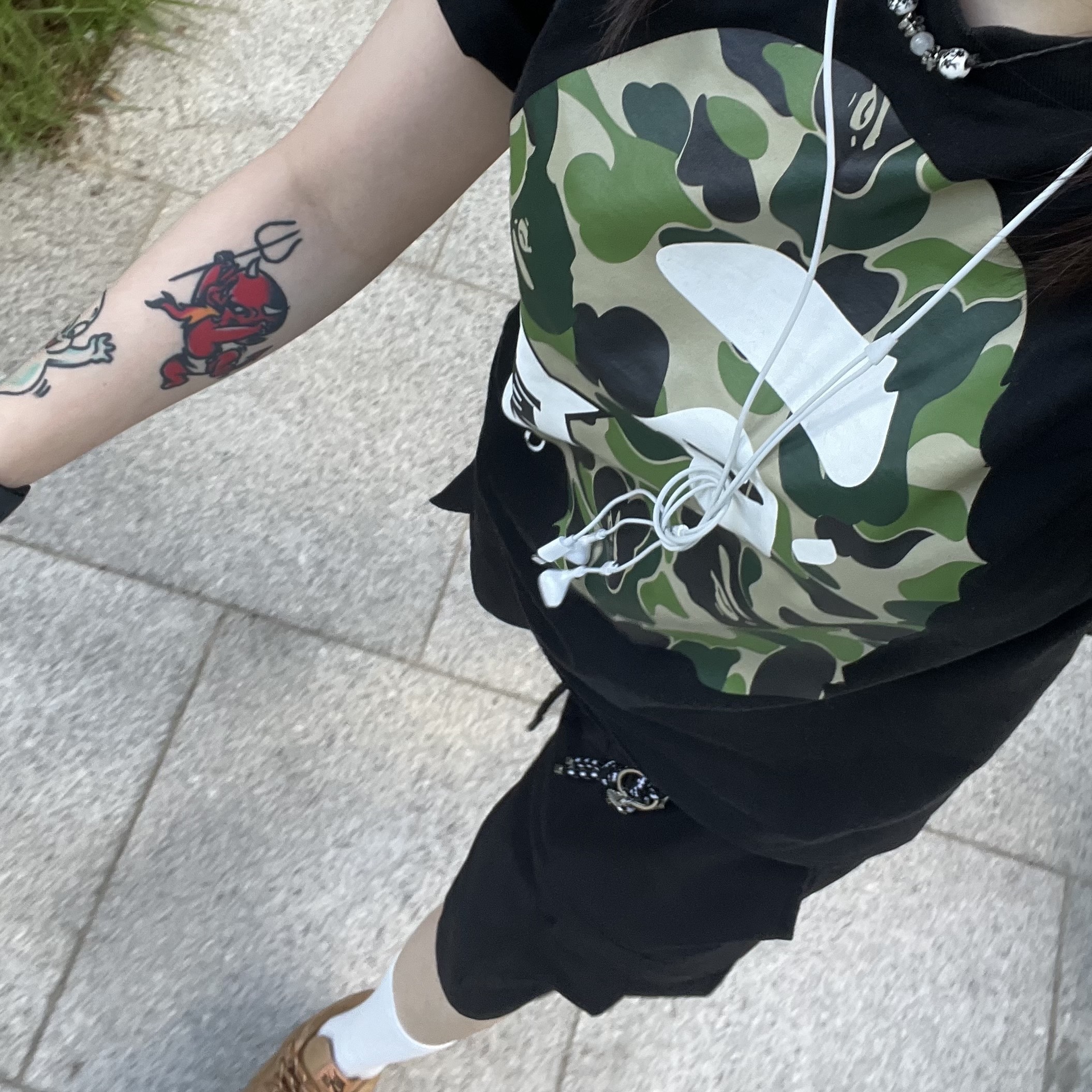 BAPE Japan Big Ape Head City T-Shirt Black, Nike Air Force 1 '07 WB Flax 착용 스타일 - 1