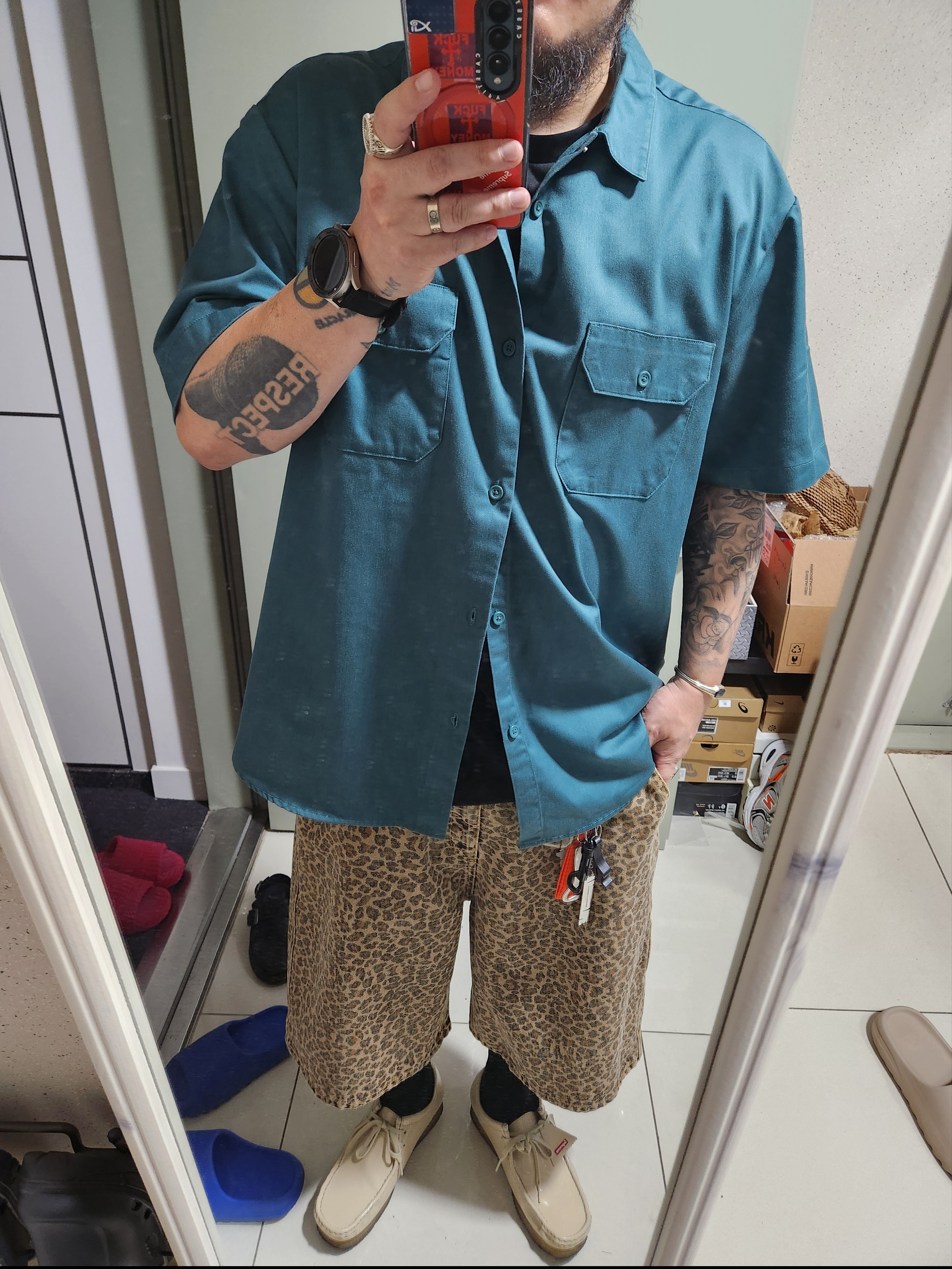 Supreme Rhinestone Pin Up S/S Work Shirt Work Green - 25SS, Stussy Denim Work Shorts Leopard 착용 스타일 - 2