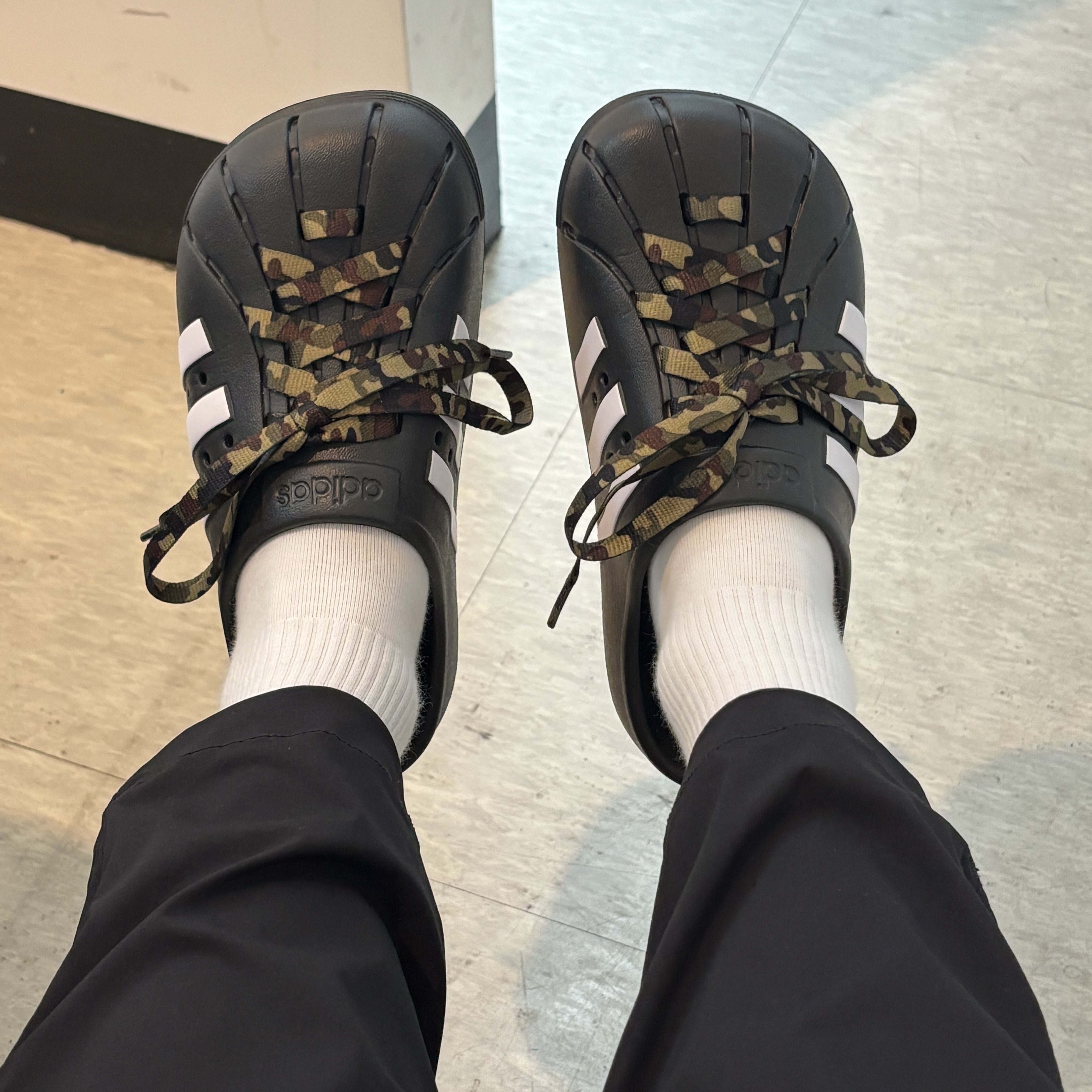 Adidas Adilette Clog Black White 착용 스타일