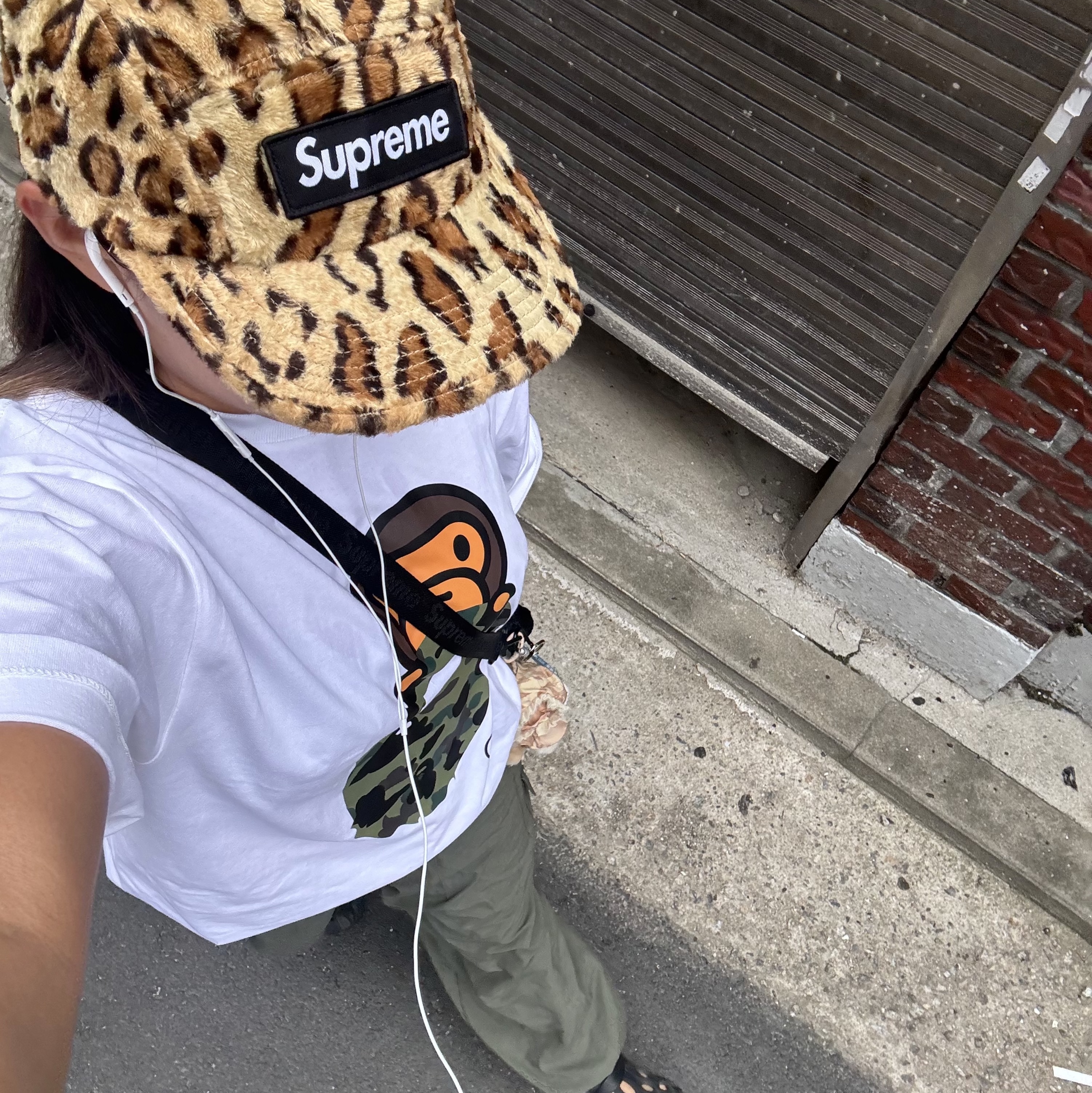 BAPE 1st Camo Milo on Ape Head T-Shirt White Green, Supreme x GOODENOUGH Crushed Rayon Pile Camp Cap Leopard - 25SS 착용 스타일 - 1