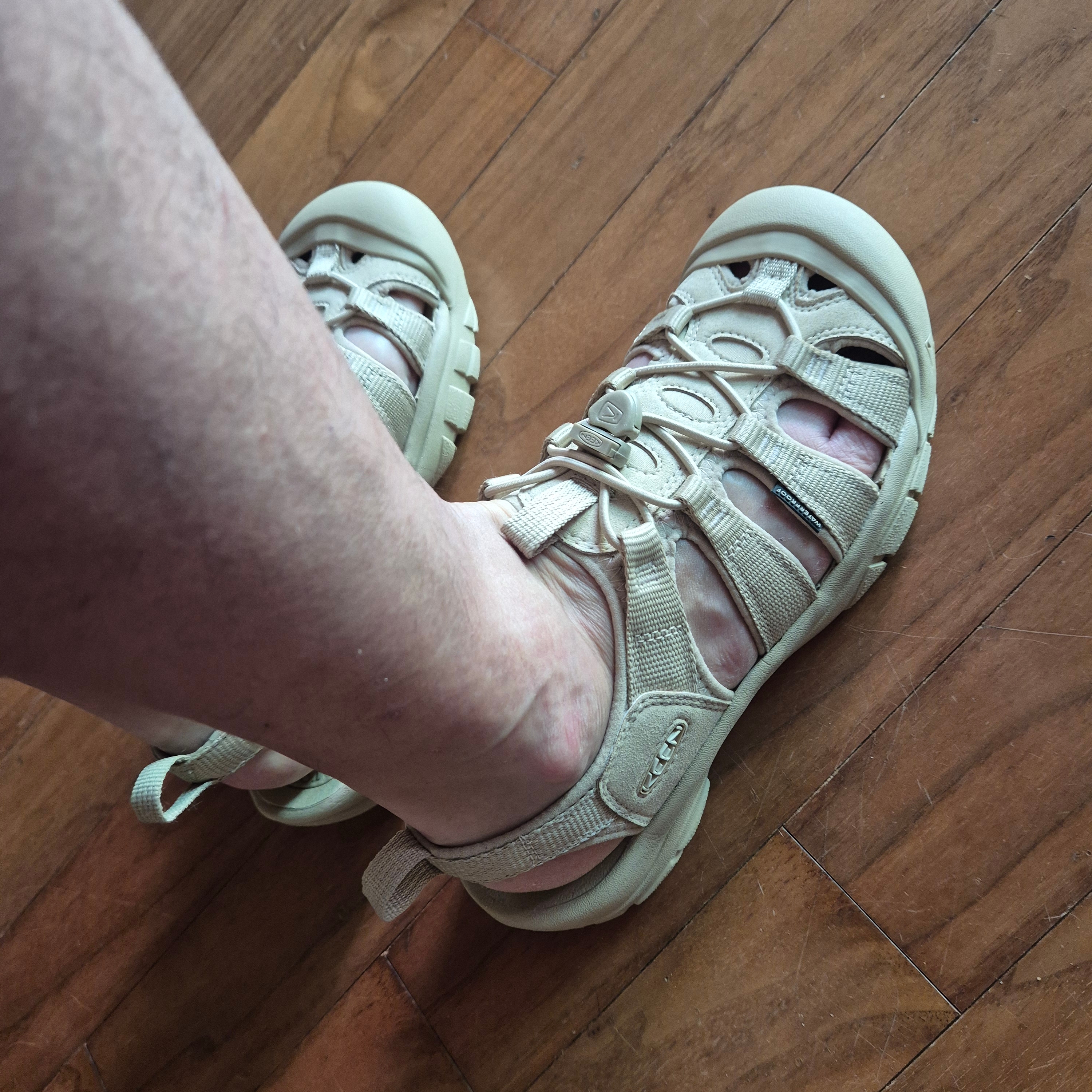 Keen Newport H2 Monochrome Safari 착용 스타일