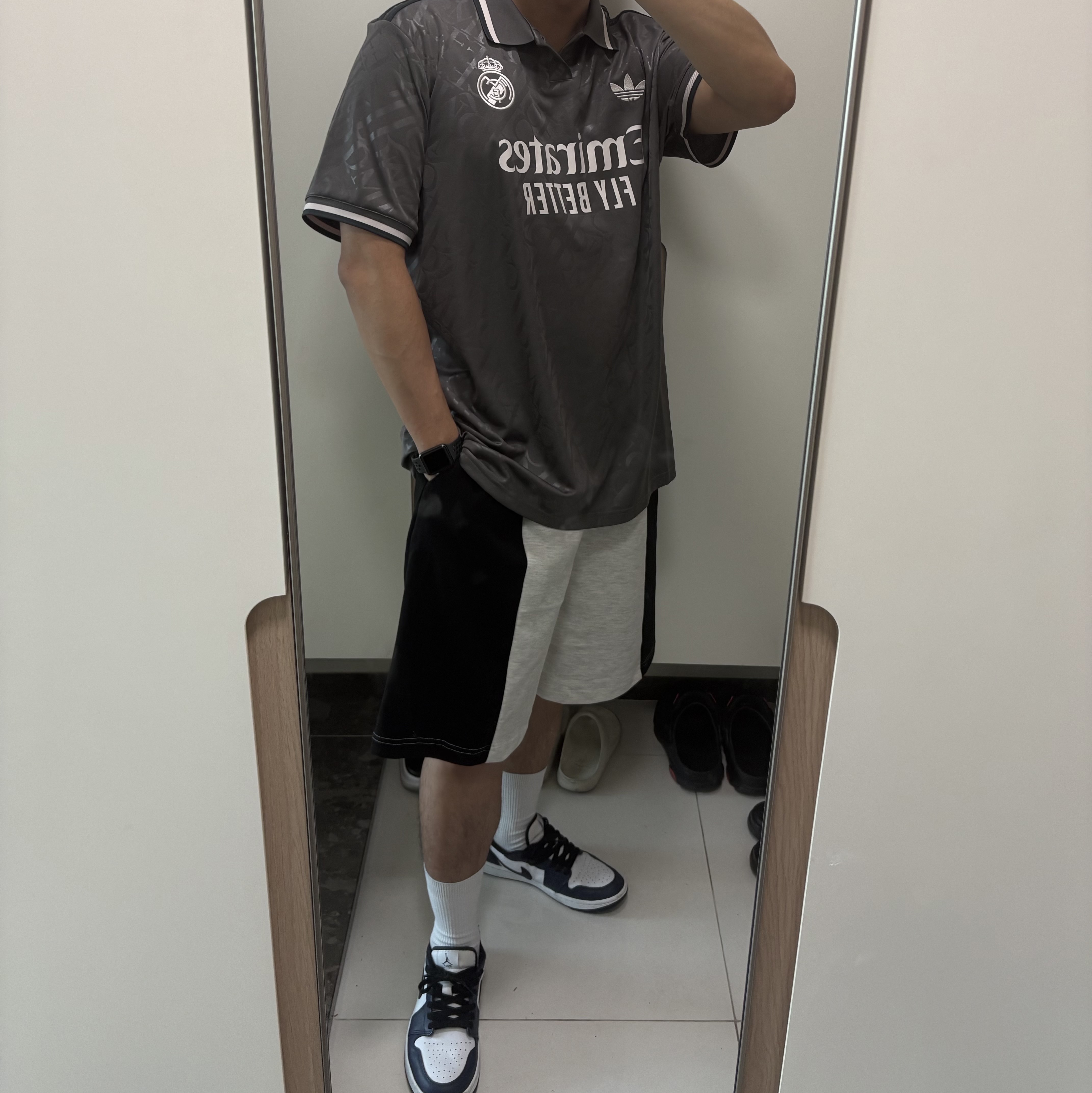 Jordan 1 Low Golf Midnight Navy, Adidas Real Madrid 2024/25 3rd Jersey Charcoal - KR Sizing (Non Marking Ver.) 착용 스타일