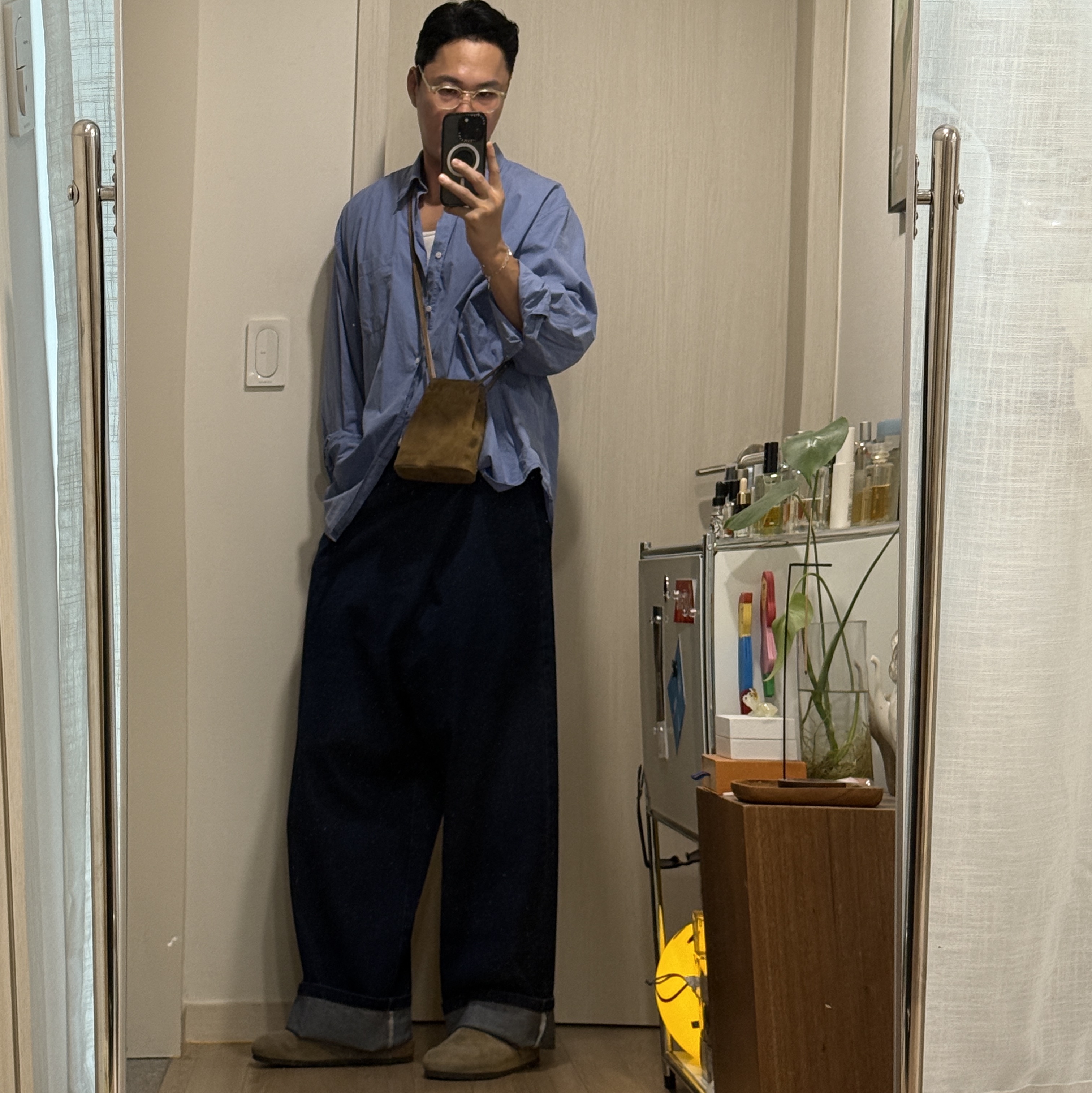 Miu Miu Suede Pouch Olive Green 착용 스타일 - 1