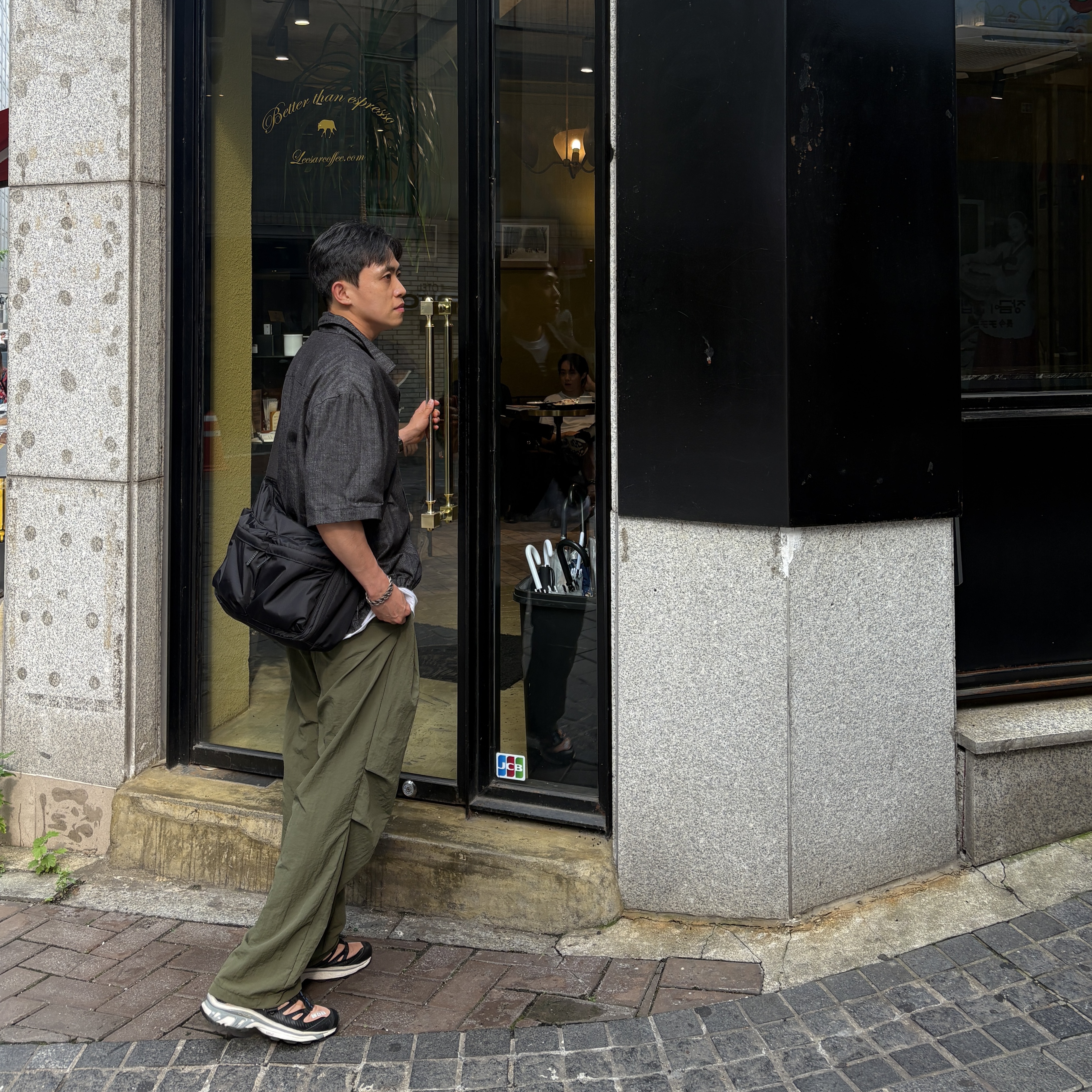 Salomon XT-4 Tobacco Brown, Uniqlo Multi Pocket Shoulder Bag Black 착용 스타일 - 1