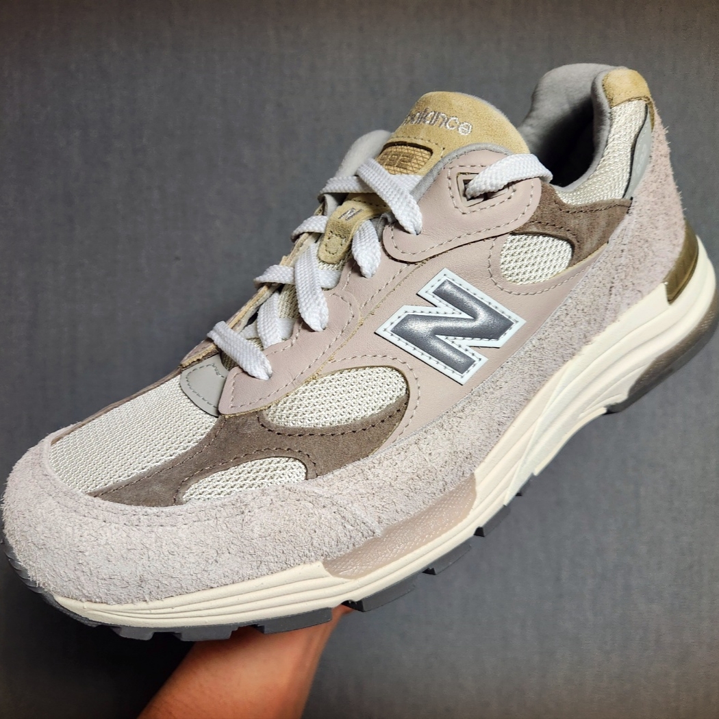 New Balance 992 Made in USA Moonrock Mushroom 착용 스타일 - 2