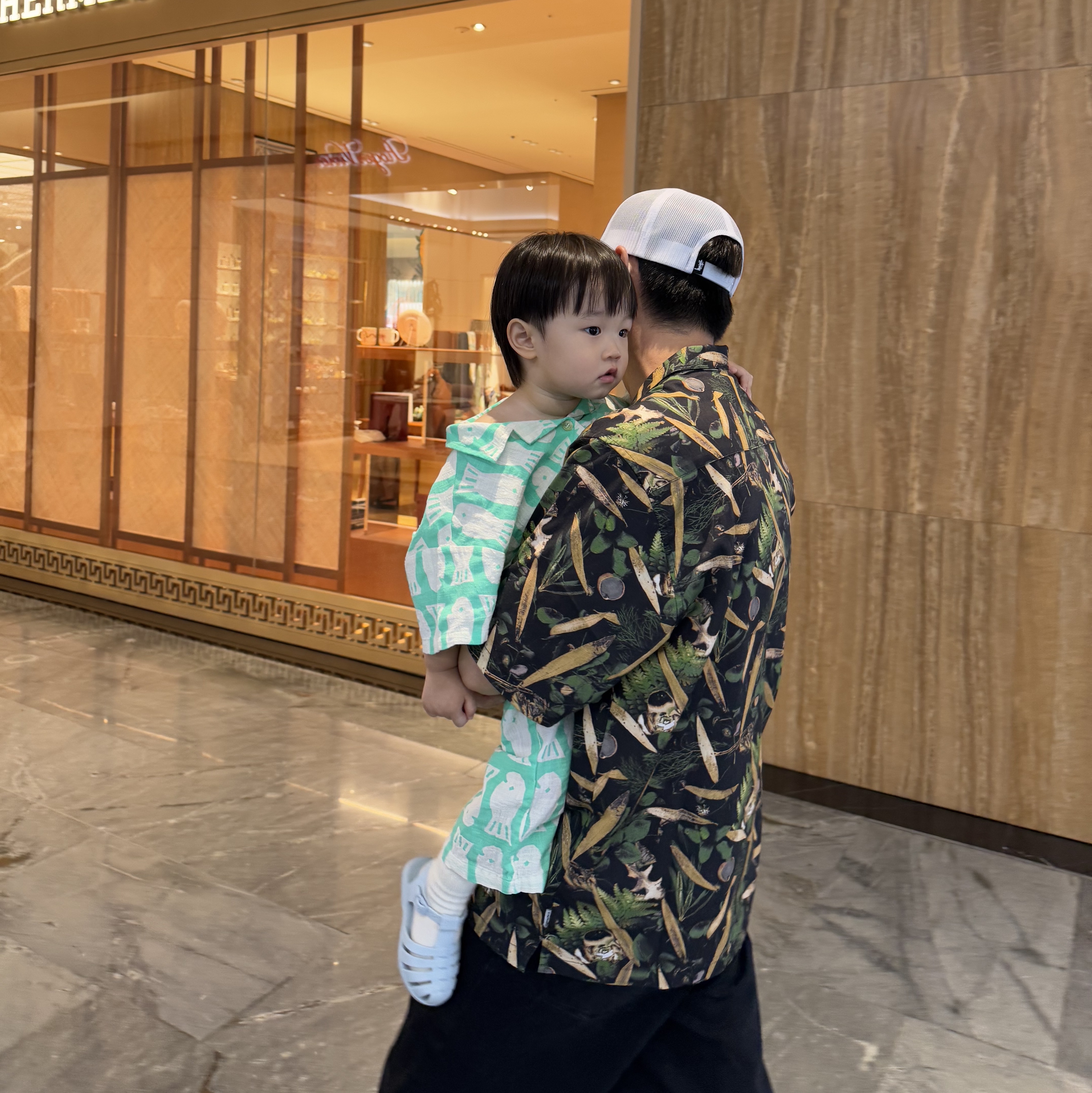 Stussy Trucker 1980 Snapback Black, Jordan x Travis Scott Jumpman Jack TR Sail and Dark Mocha 착용 스타일 - 3