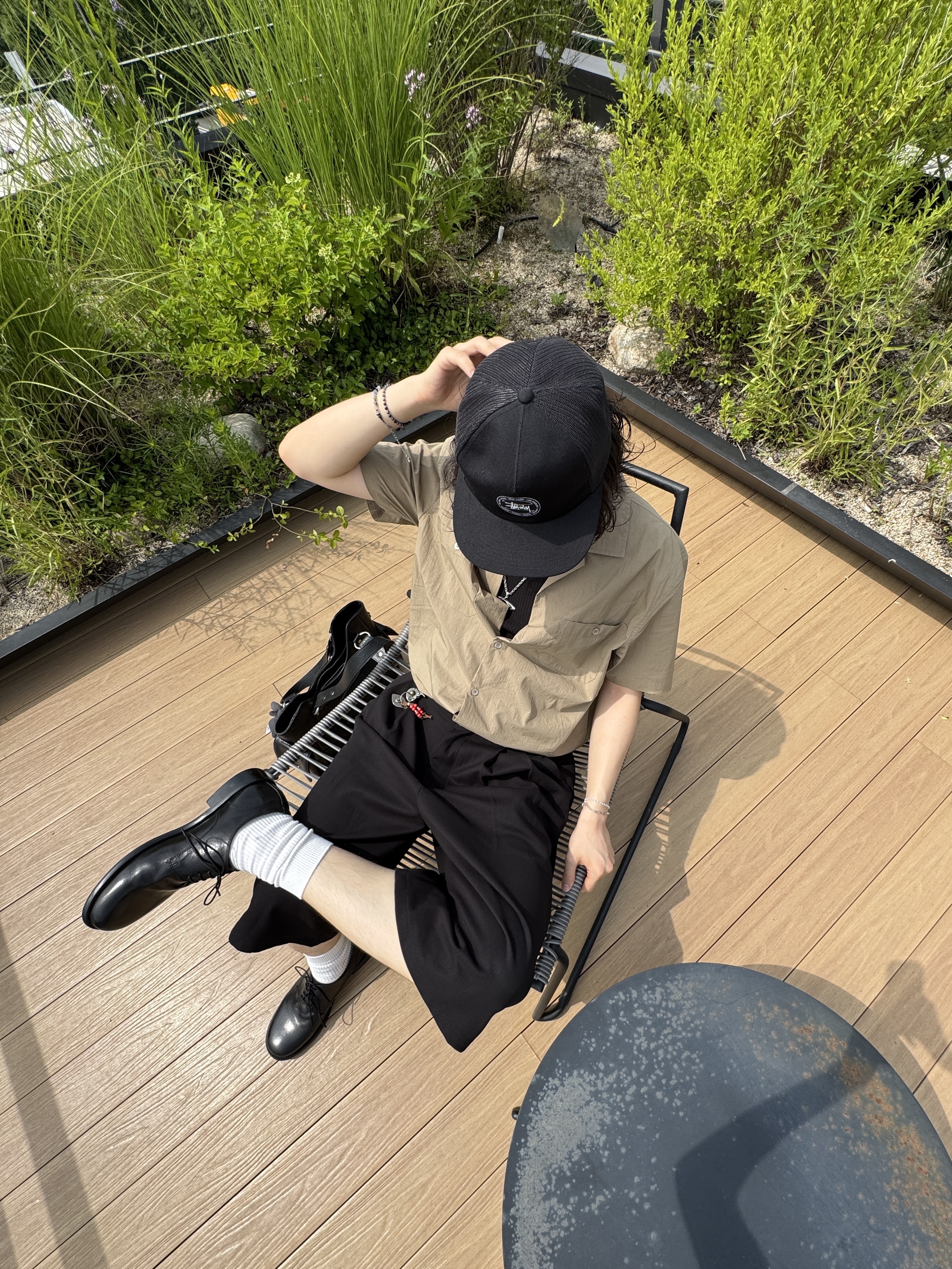 Yase Mud Horsehide Derby Black, Stussy Basic Trucker Cap Black 착용 스타일 - 2