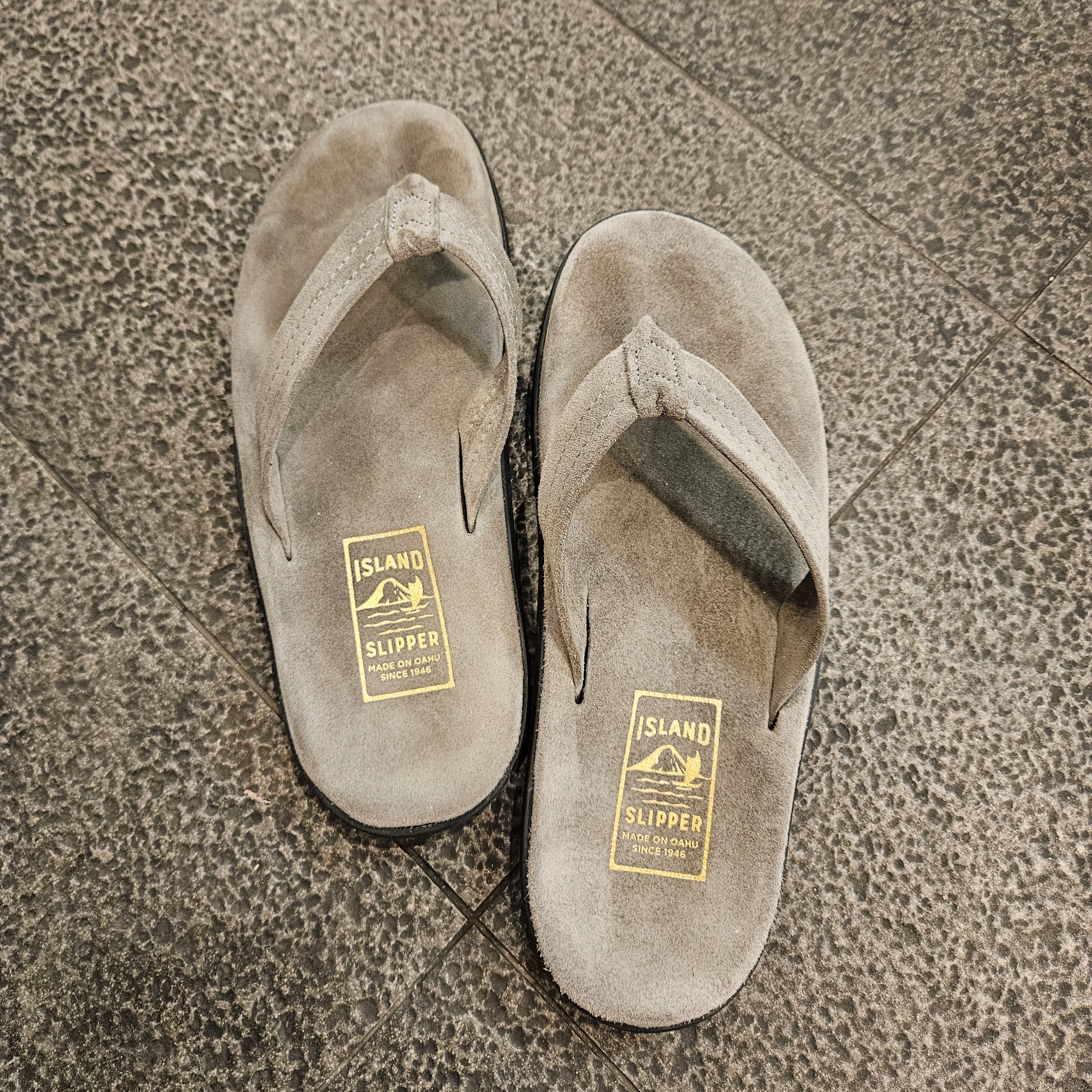 Island Slipper Classic Suede Charcoal Suede, Nike ACG Fly Cap Black 착용 스타일 - 4