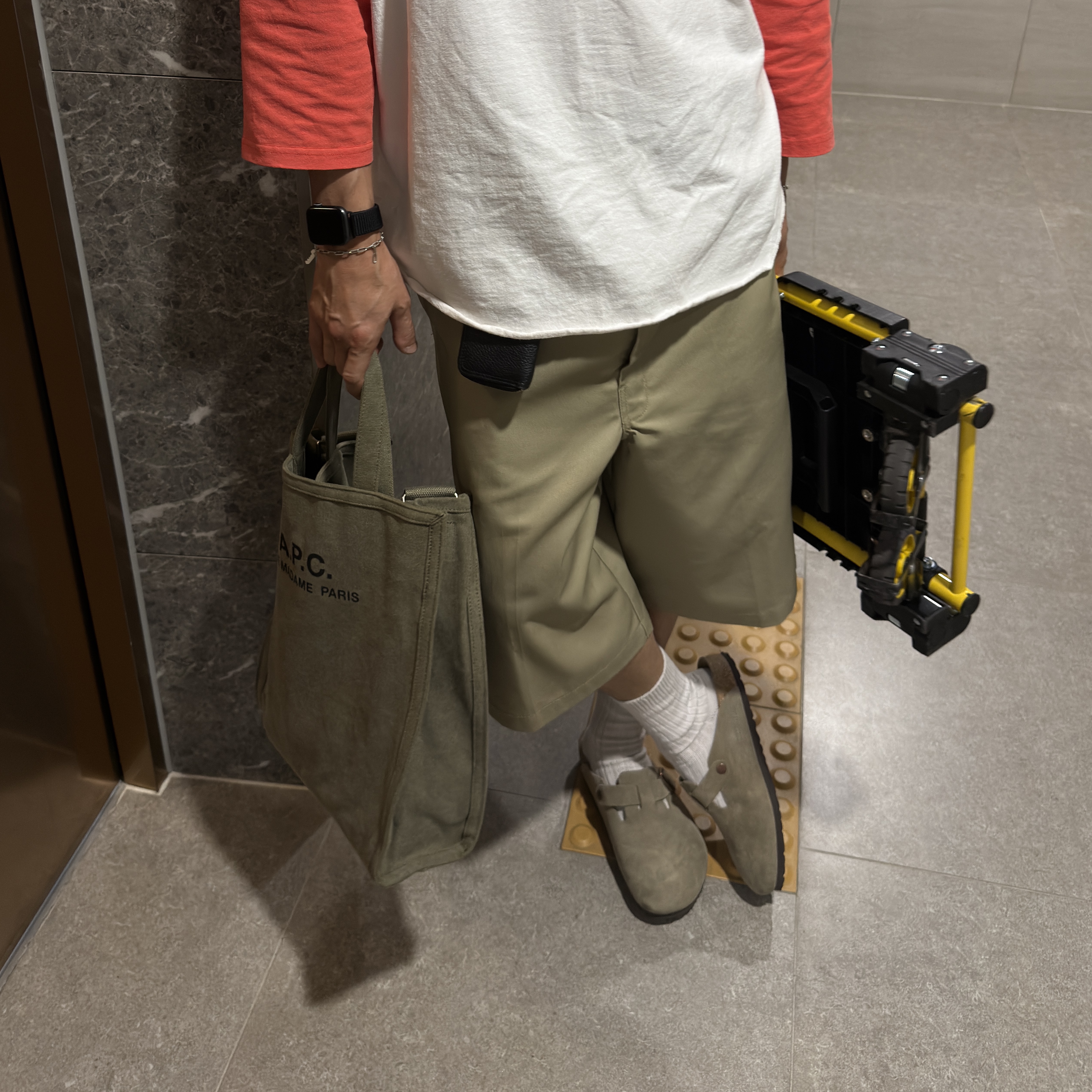 A.P.C. Recovery Shopping Bag Khaki 착용 스타일 - 2