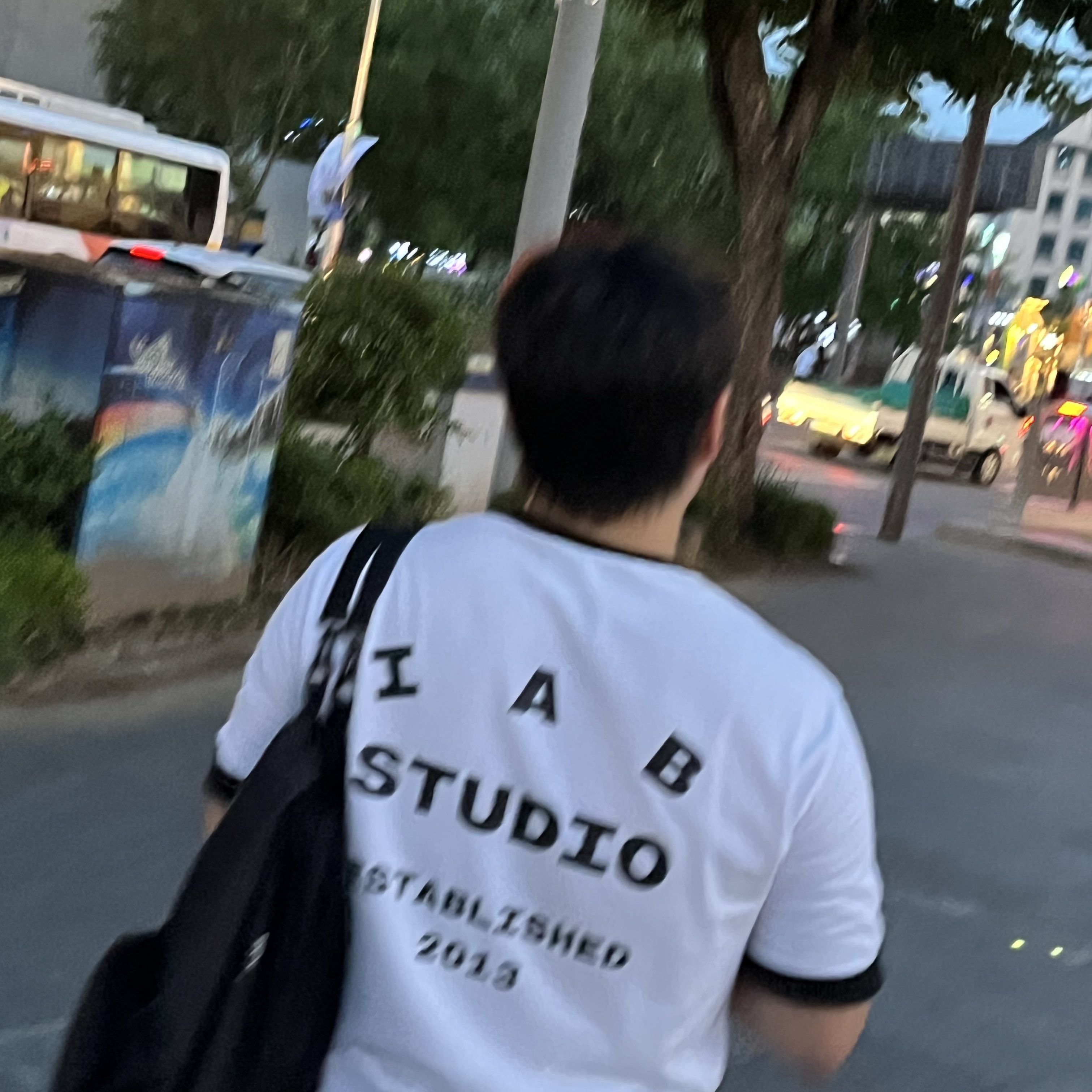IAB Studio Established T-Shirt White Black 착용 스타일 - 2