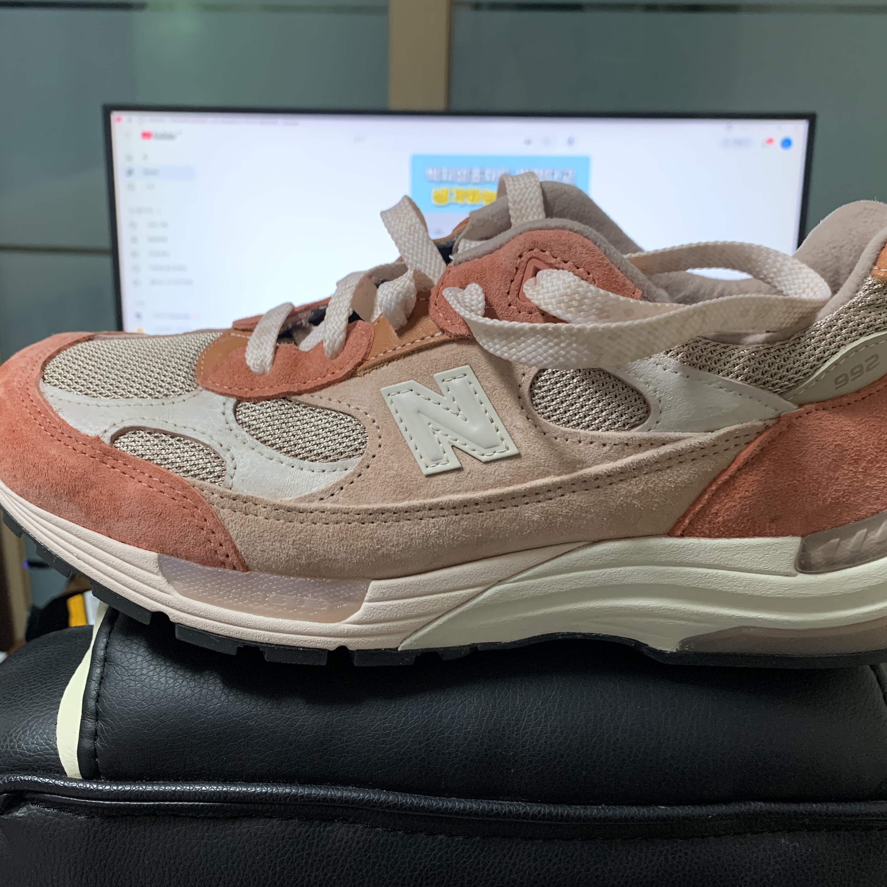 New Balance x Joe Freshgoods 992 Made in USA Aged Well 착용 스타일 - 1