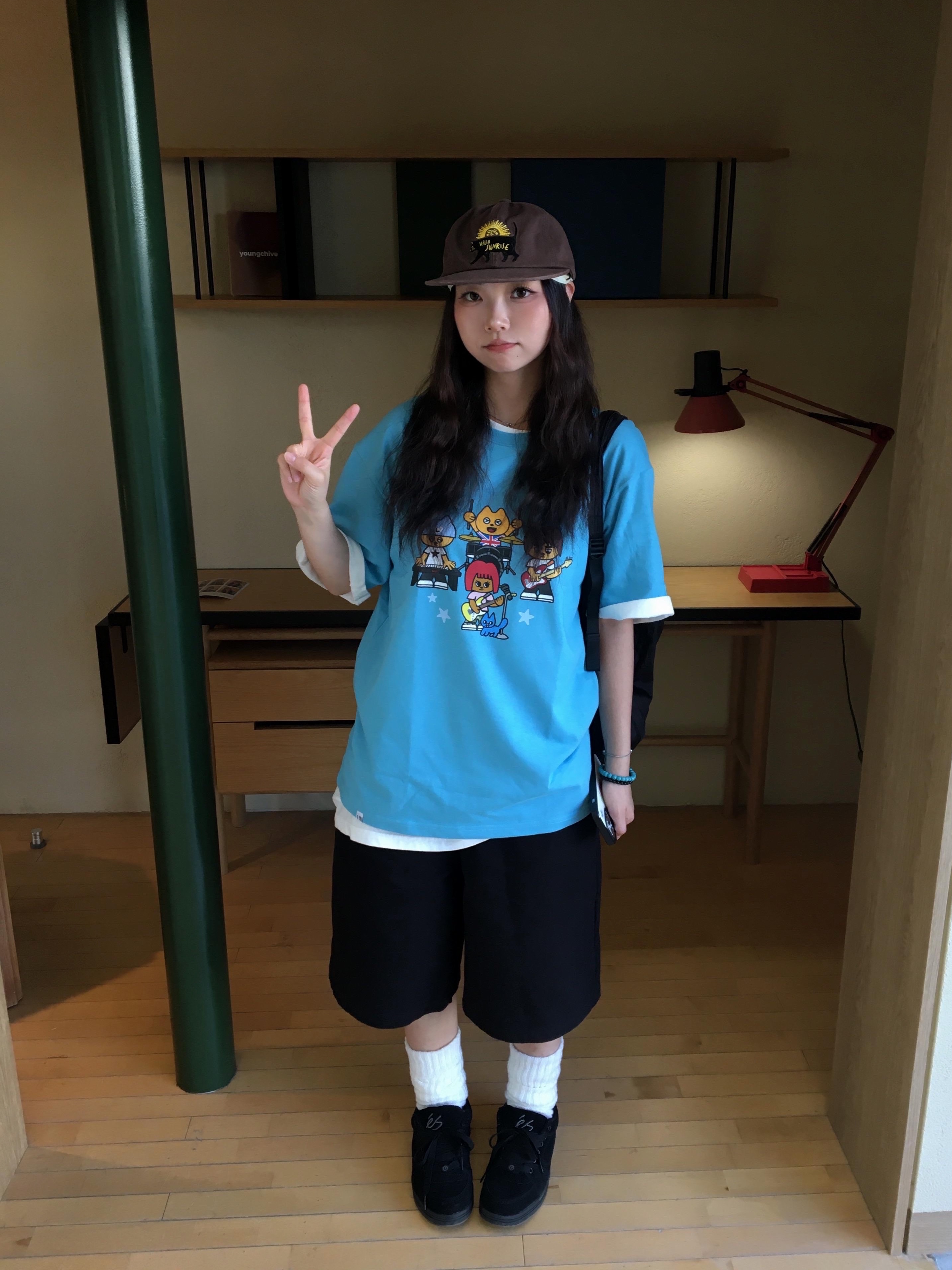 CAVISH x LELBOBROWN U.K Tour SS Tee Blue, Hello Sunrise Washed VTG Cat Logo 6panel Cap Brown 착용 스타일 - 1
