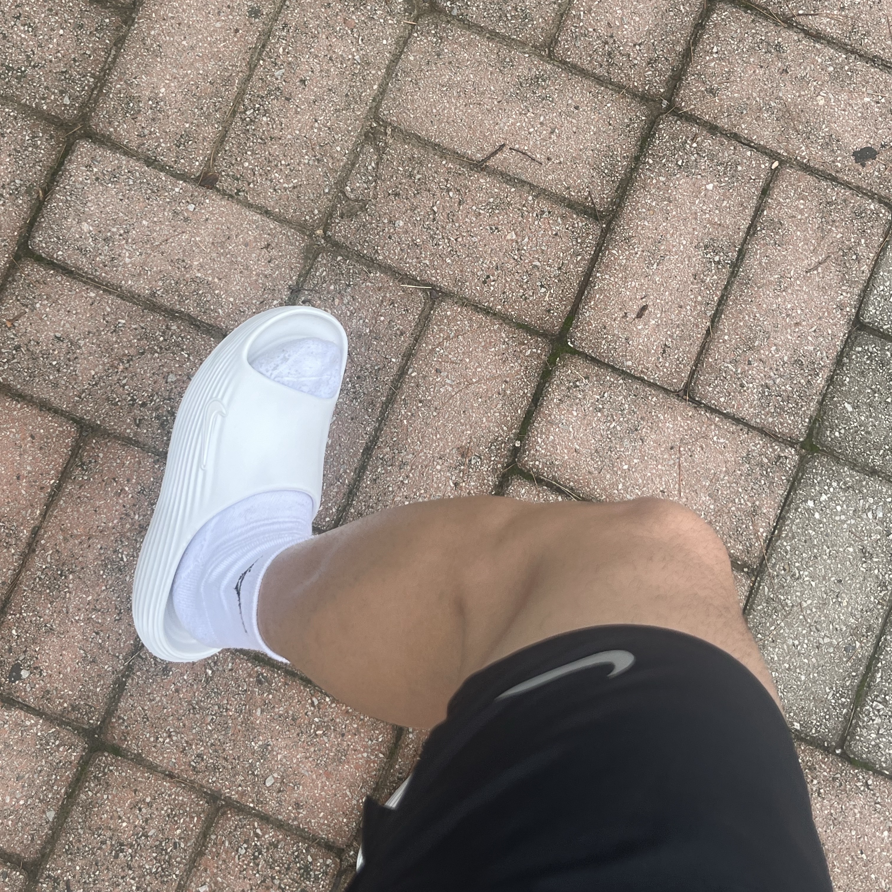 Nike ReactX Rejuven8 Slide Summit White 착용 스타일 - 3