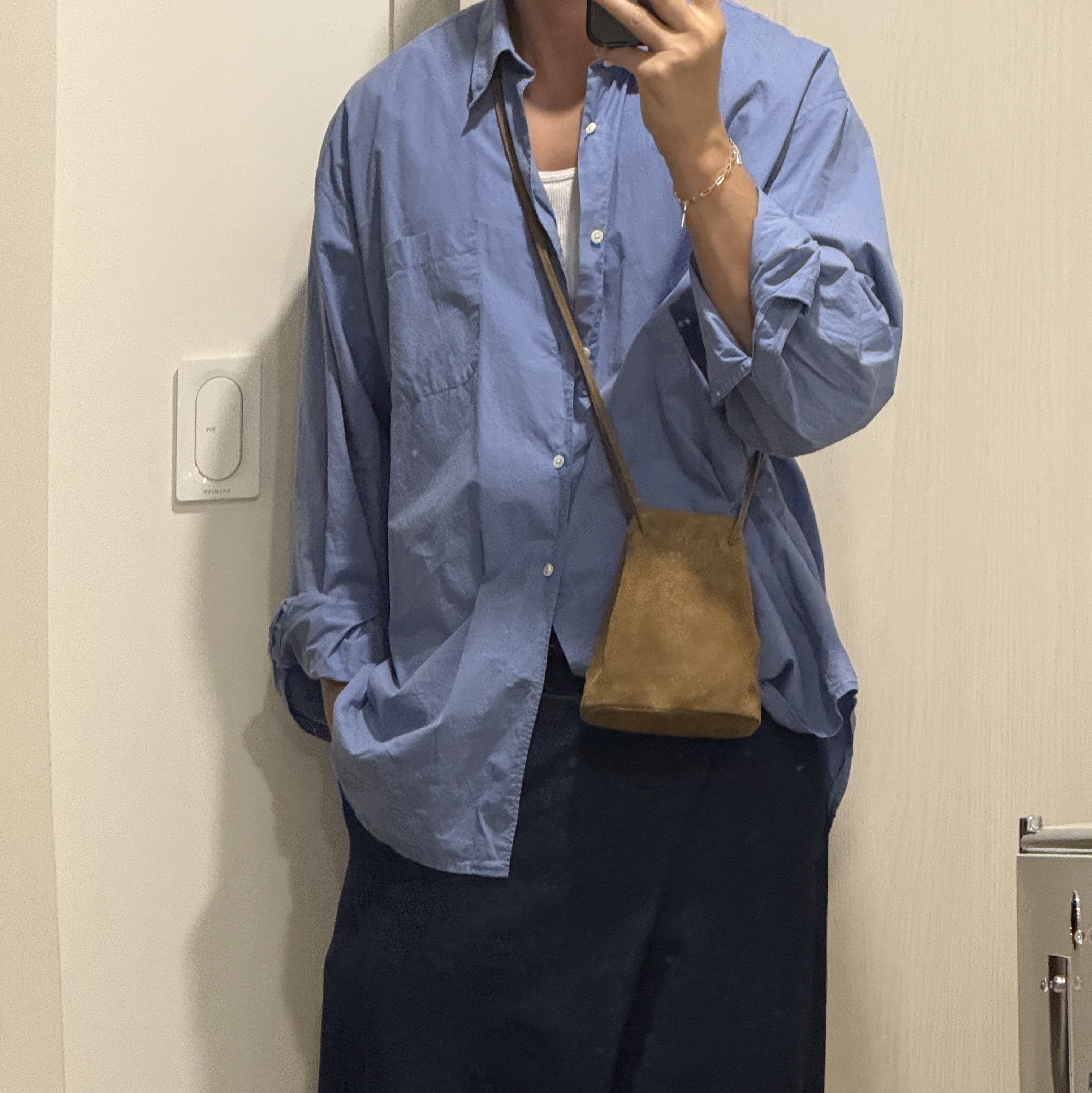 Miu Miu Suede Pouch Olive Green 착용 스타일 - 2