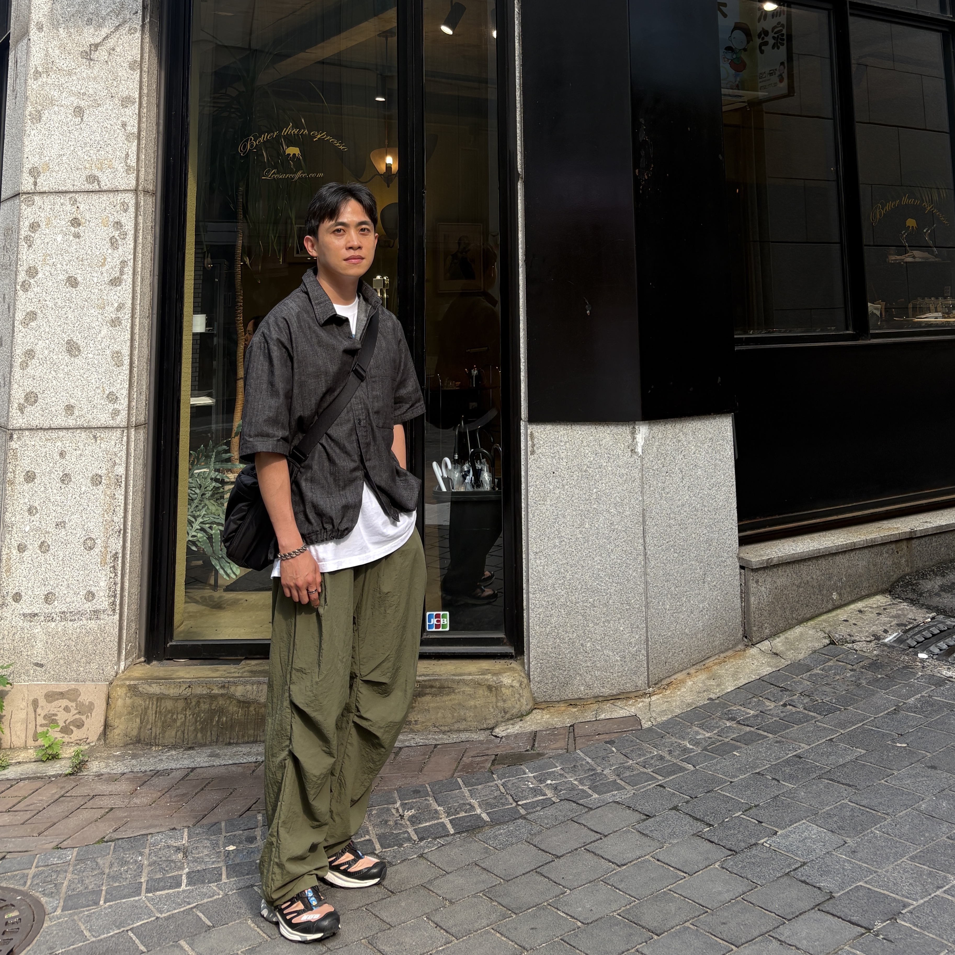 Salomon XT-4 Tobacco Brown, Uniqlo Multi Pocket Shoulder Bag Black 착용 스타일 - 2