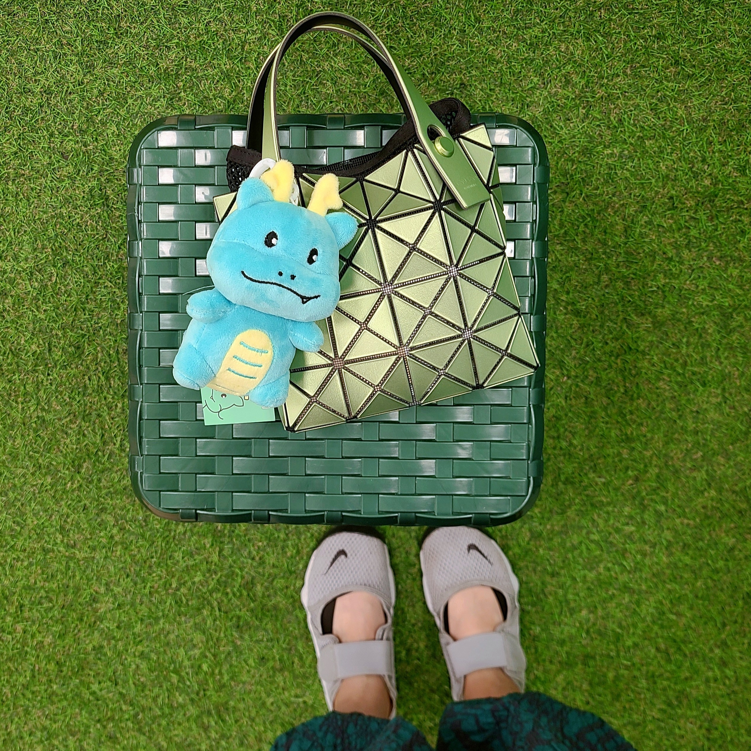 Bao Bao Issey Miyake Lucent Boxy Light Green, (GS/PS) Nike Air Rift Wolf Grey Black 착용 스타일 - 1
