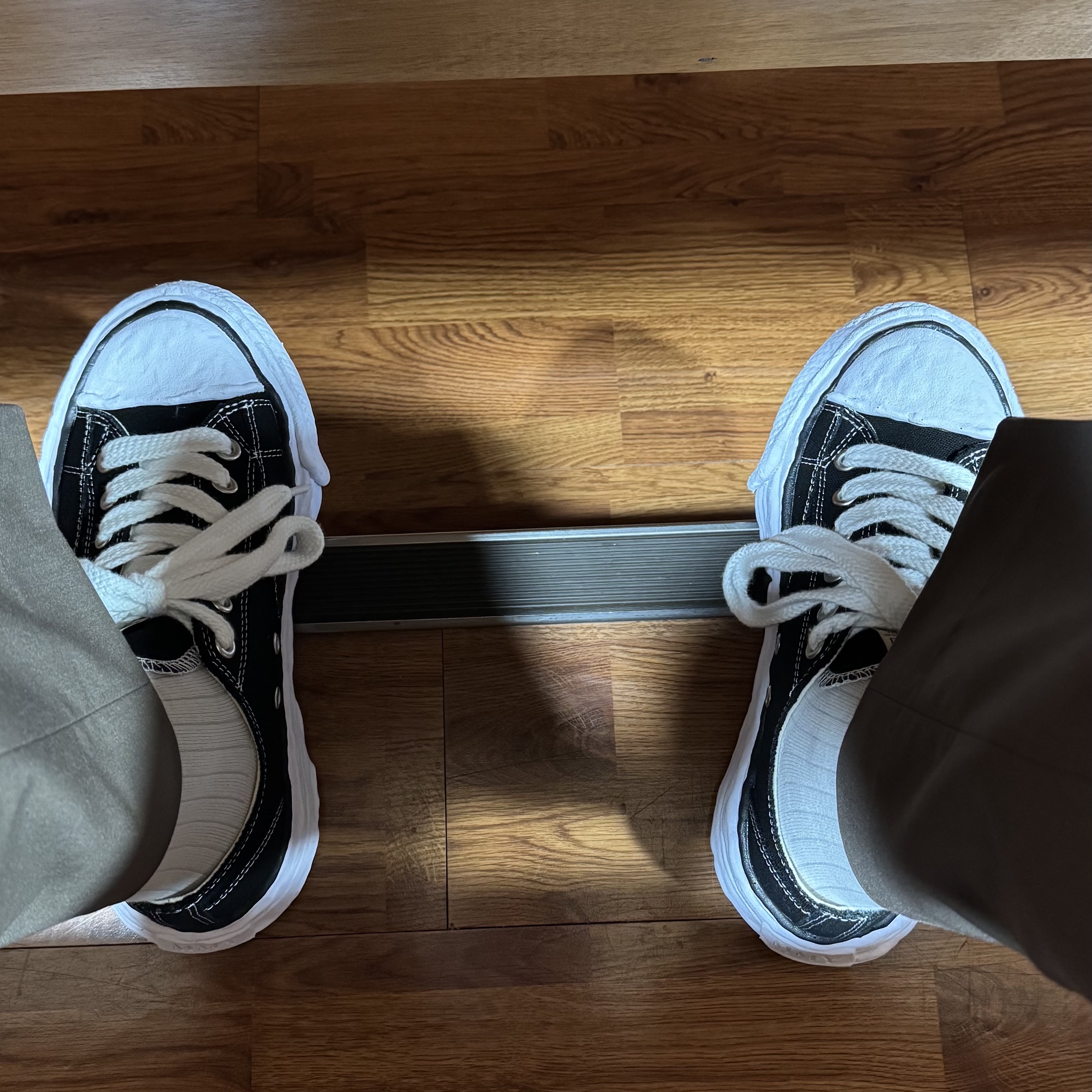 Maison Mihara Yasuhiro Peterson23 OG Sole Canvas Low-top Sneakers Black 착용 스타일