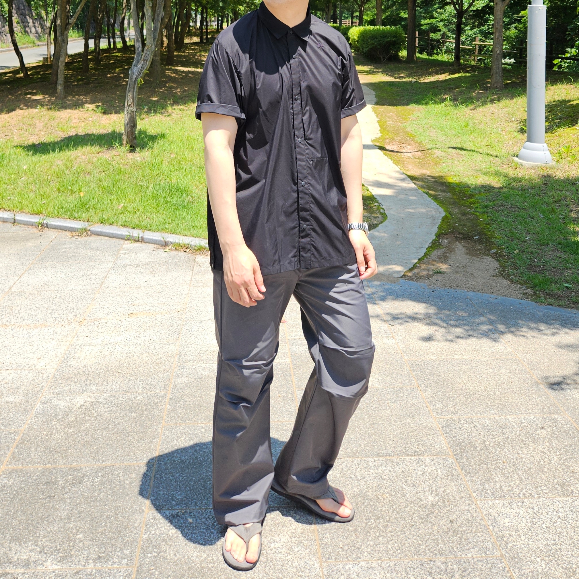 Island Slipper Classic Suede Charcoal Suede, Nike ACG Fly Cap Black 착용 스타일 - 3