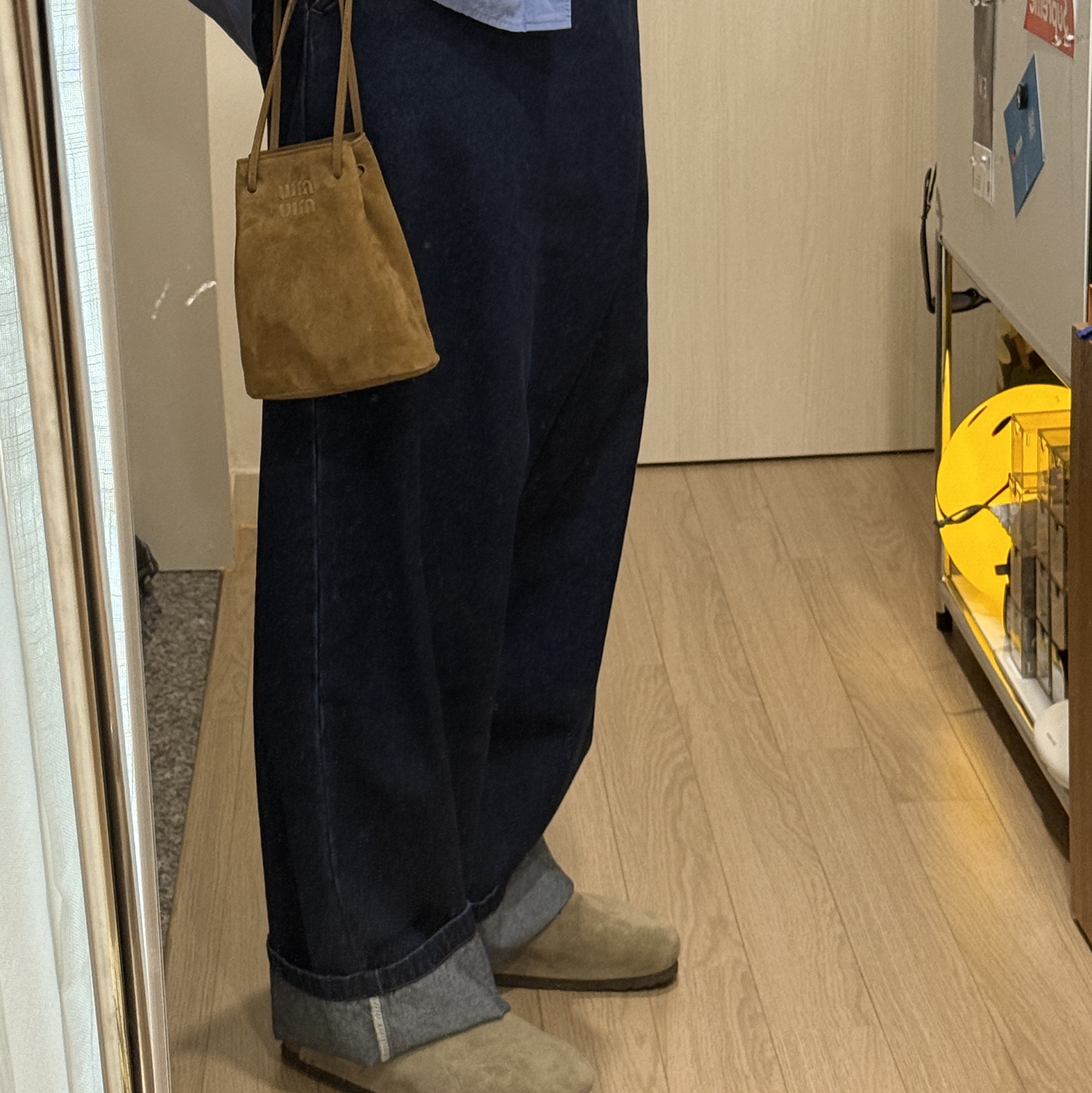 Miu Miu Suede Pouch Olive Green 착용 스타일 - 5