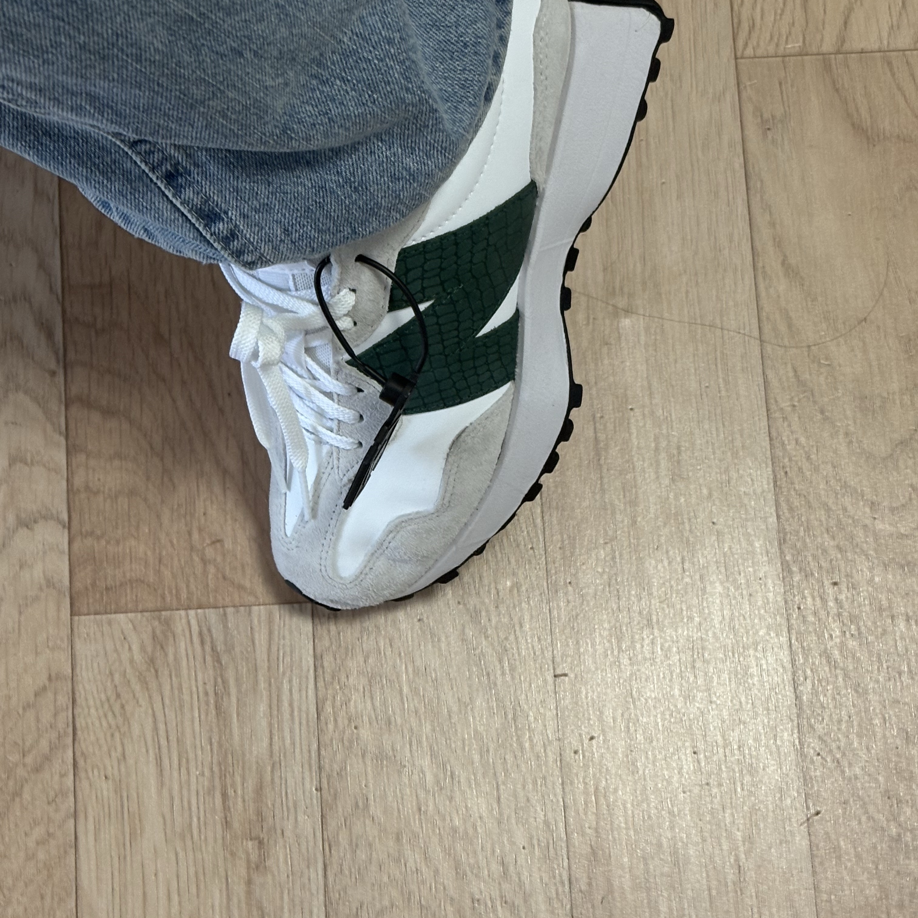 (W) New Balance 327 White Olive Green 착용 스타일 - 2