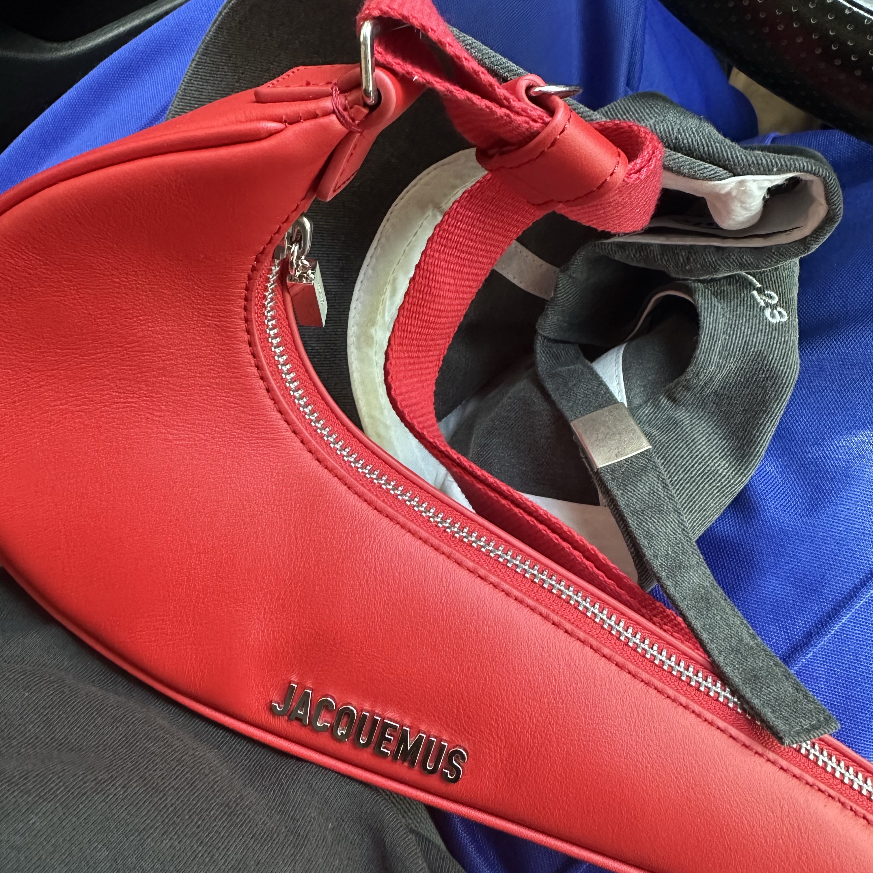 Jacquemus x Nike Le sac Small Swoosh Bag Dark Red 착용 스타일