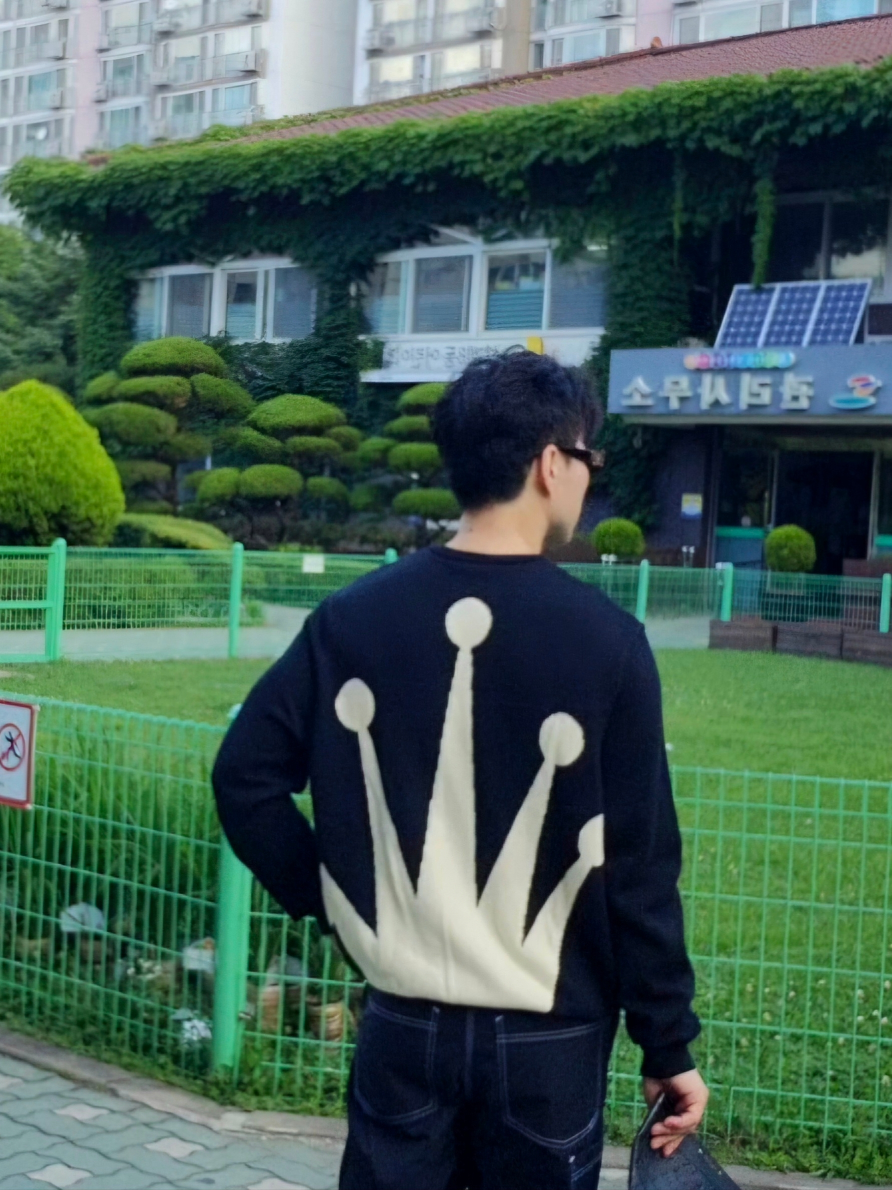 Stussy Bent Crown Sweater Black, Jordan 1 x Travis Scott Retro Low OG SP Reverse Olive 착용 스타일 - 1