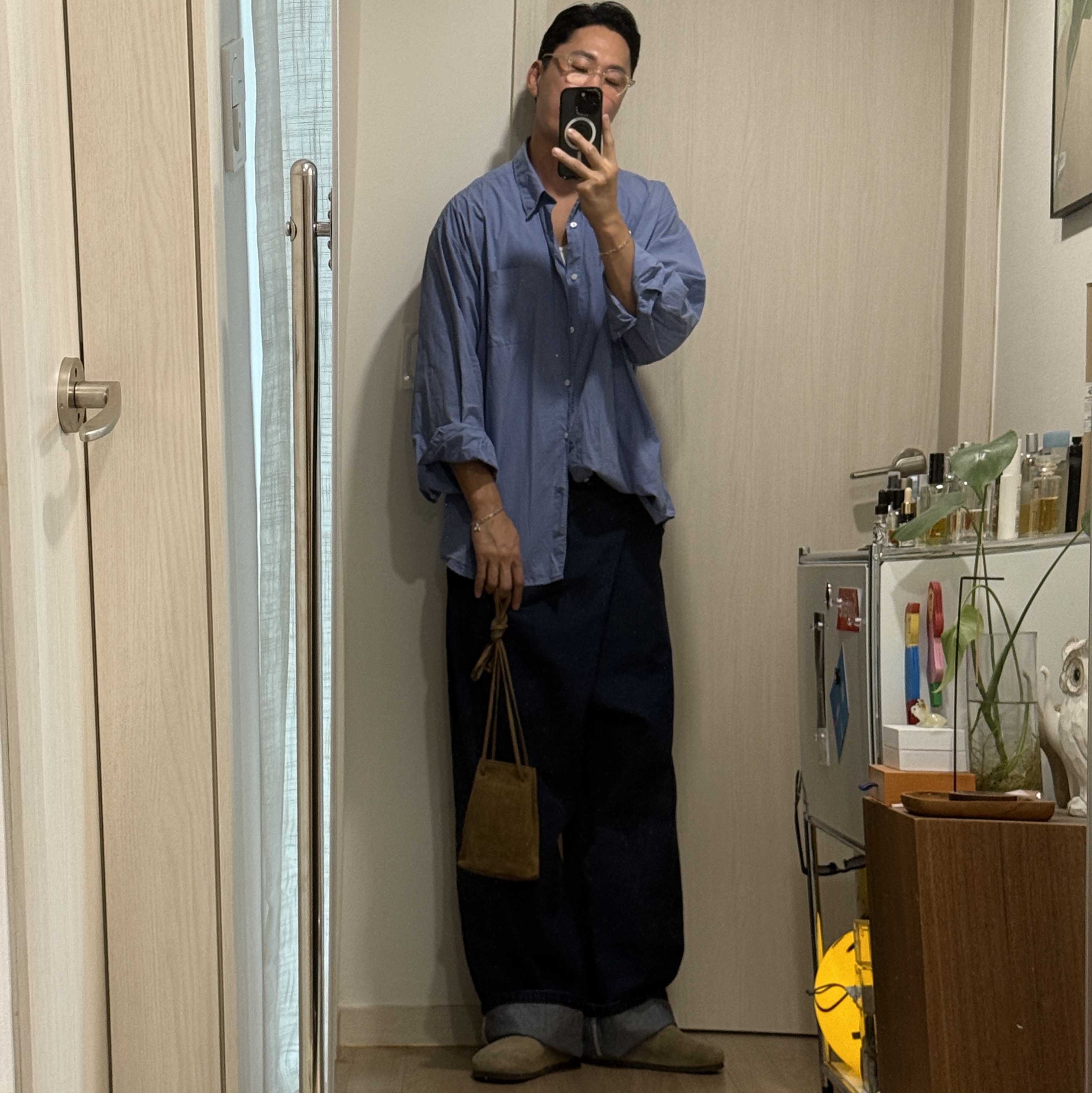 Miu Miu Suede Pouch Olive Green 착용 스타일 - 4