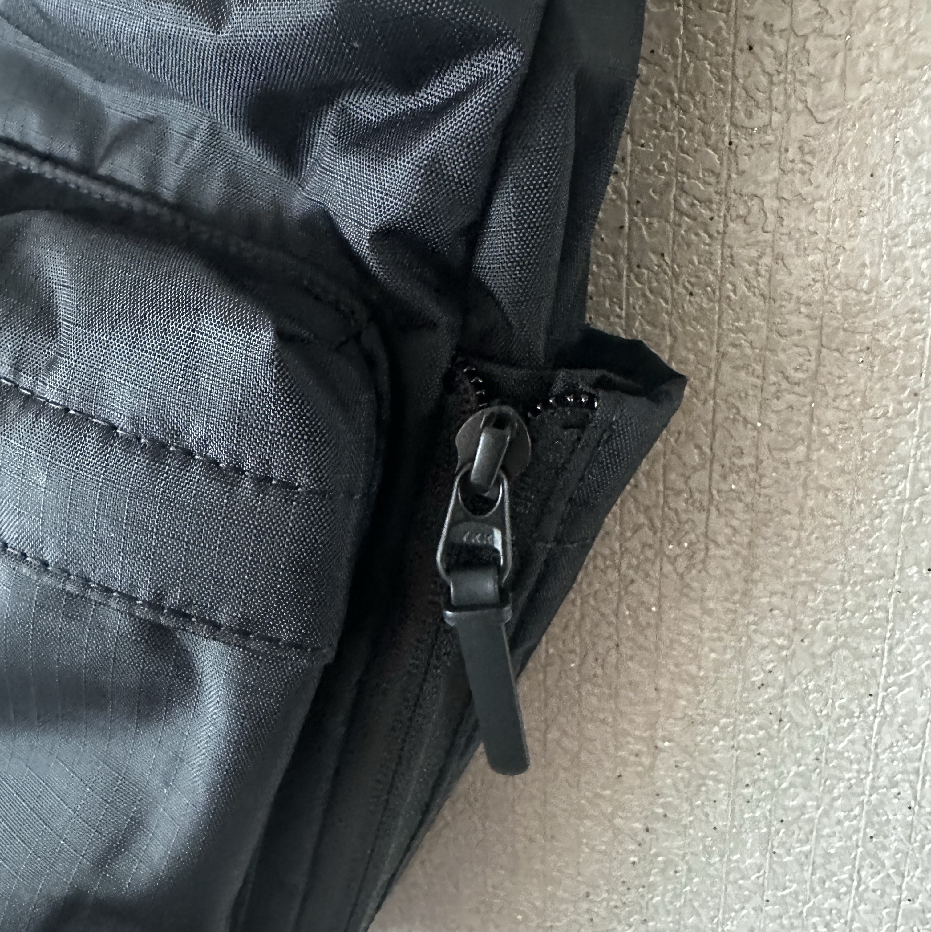 Uniqlo Multi Pocket Shoulder Bag Black 착용 스타일 - 3