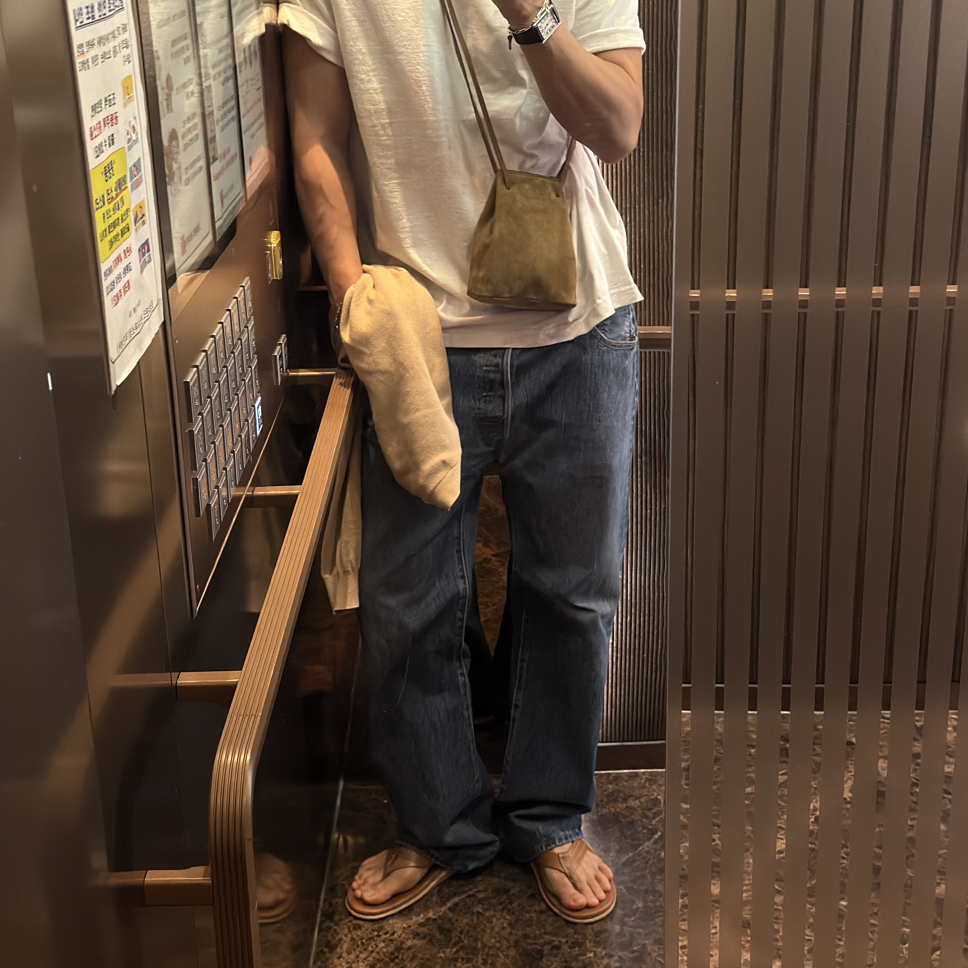 Miu Miu Suede Pouch Olive Green 착용 스타일 - 2