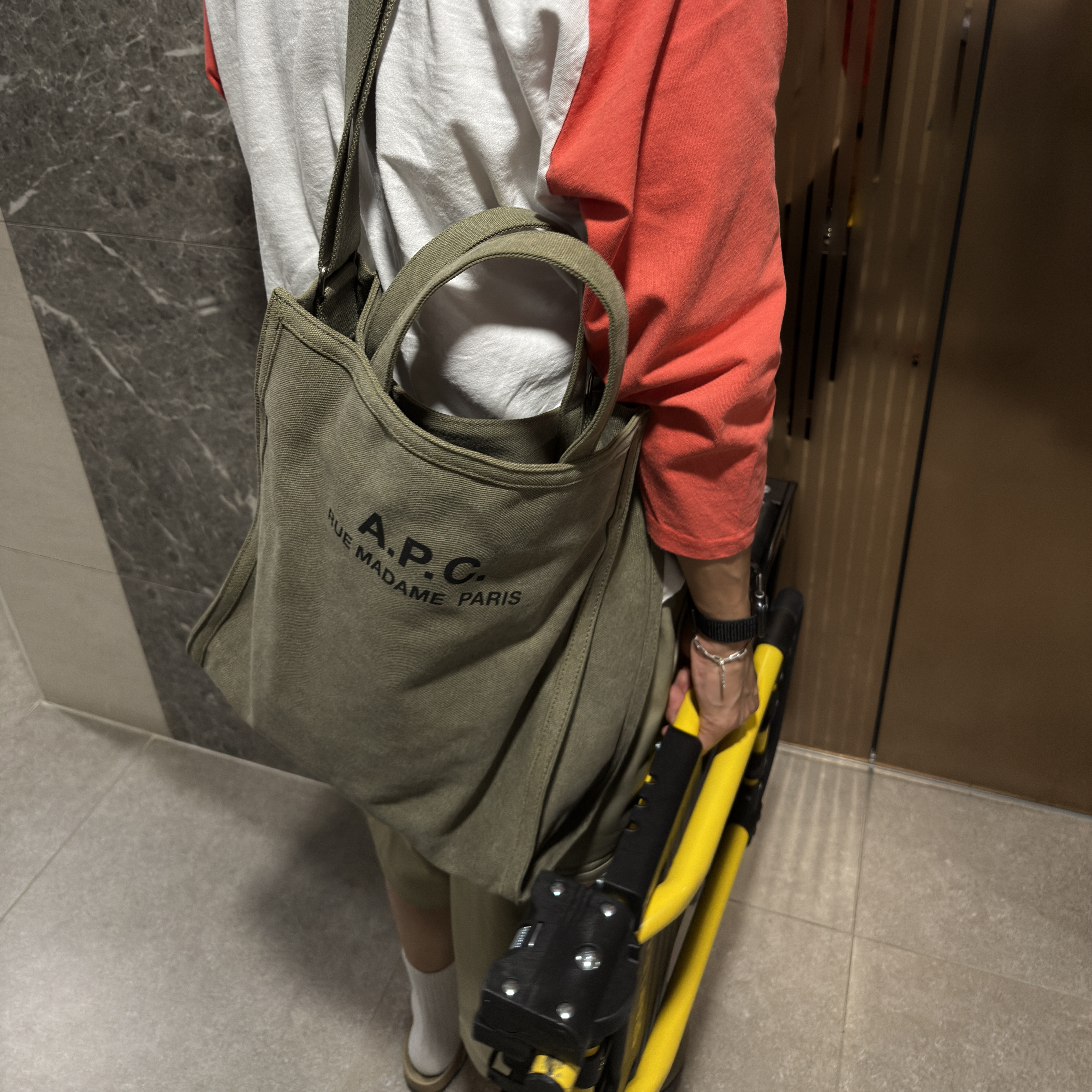 A.P.C. Recovery Shopping Bag Khaki 착용 스타일 - 1